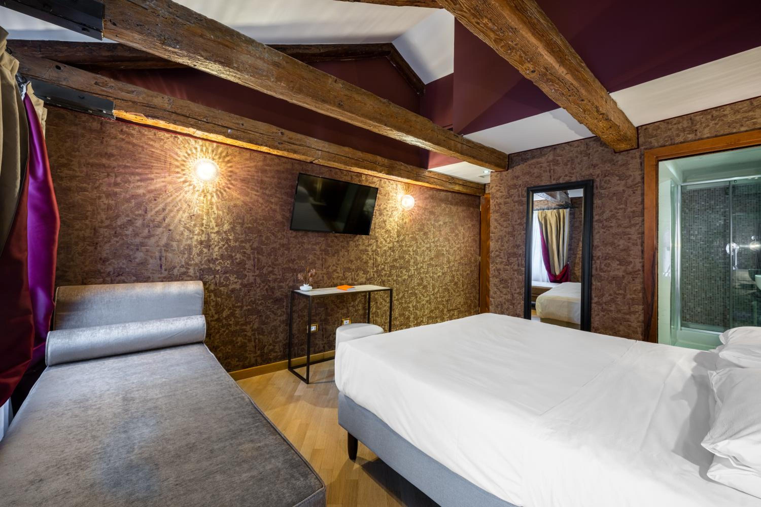 Triple Room thumbnail 6