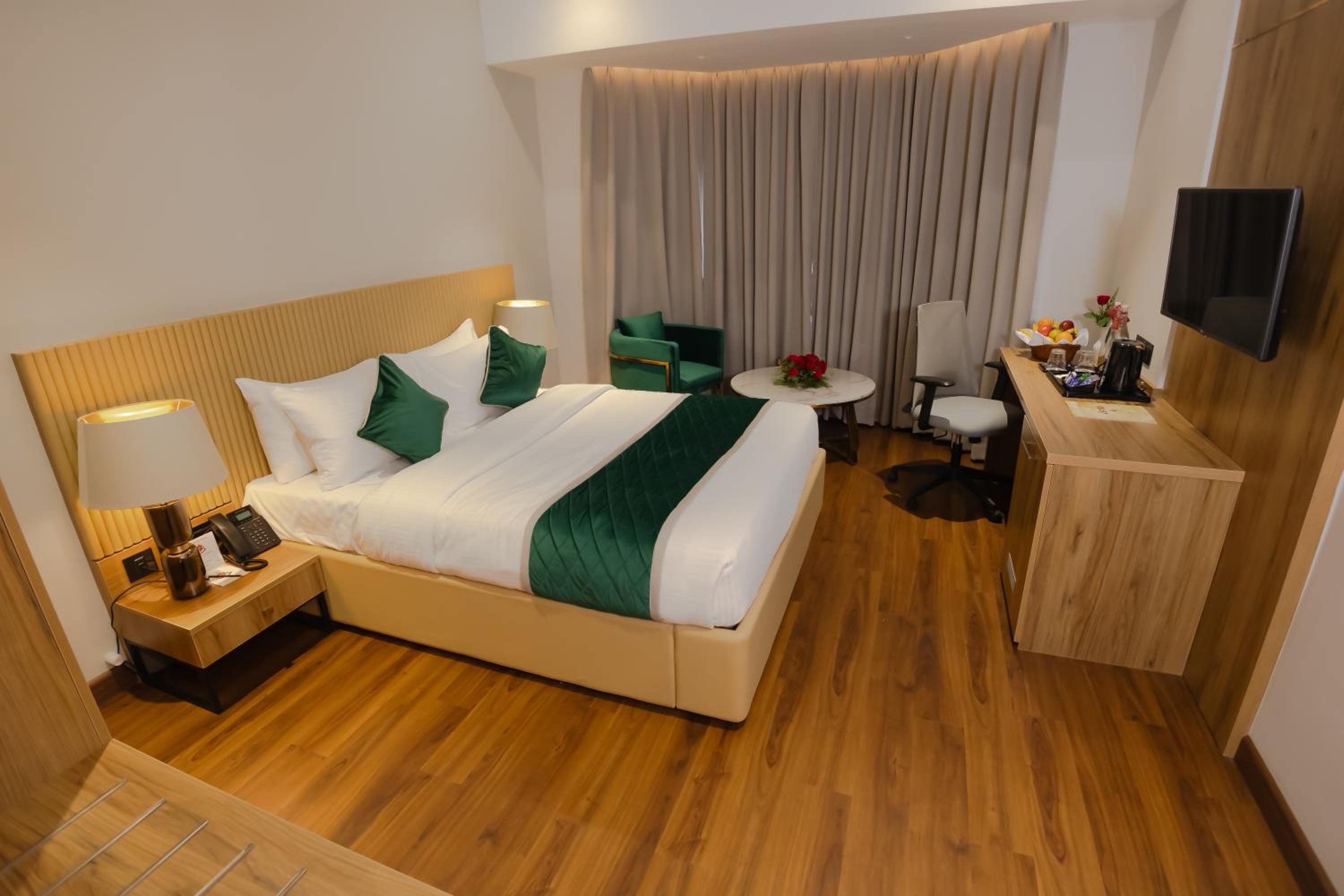 Deluxe Queen Room - Photo 1