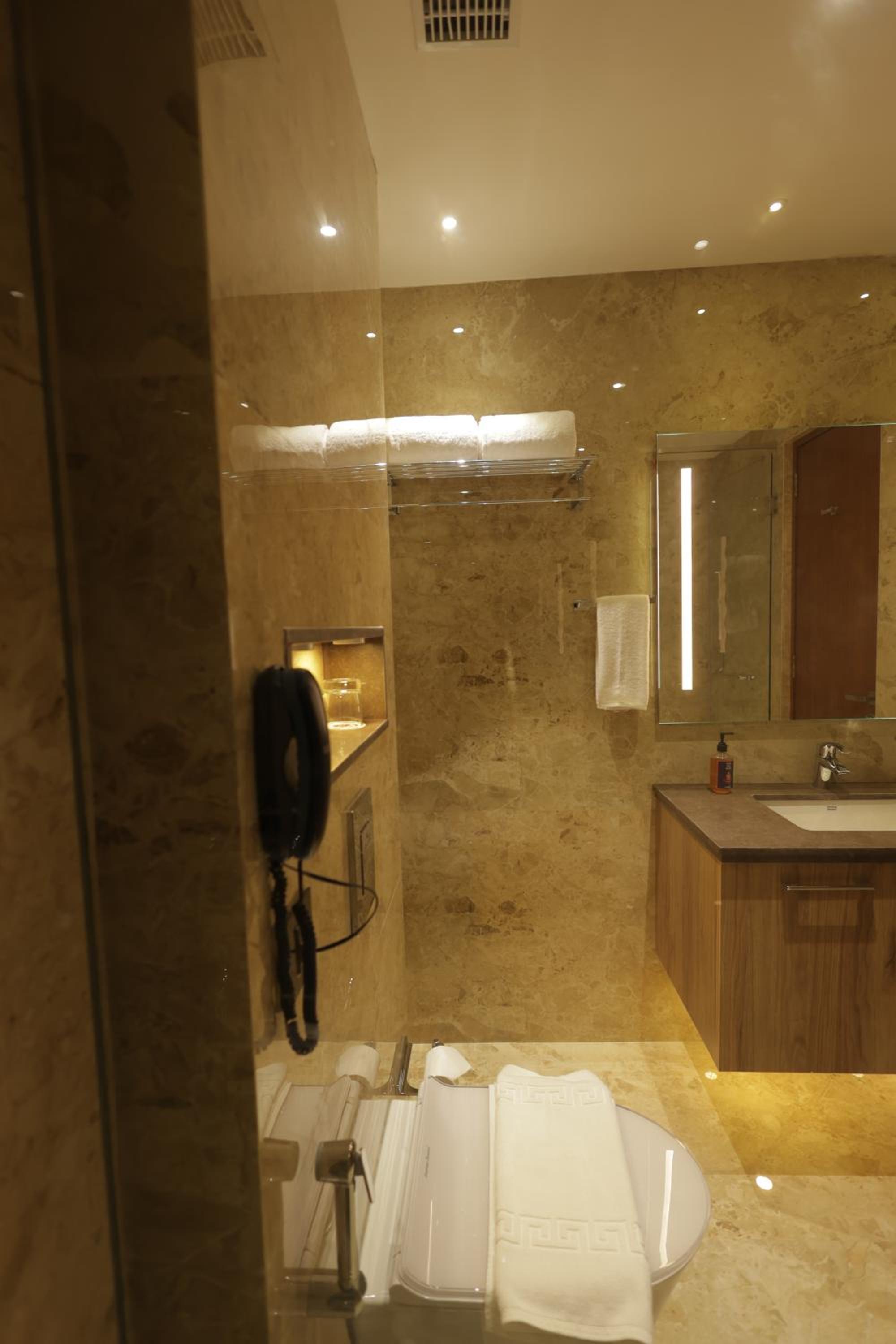 Deluxe Queen Room - Photo 4