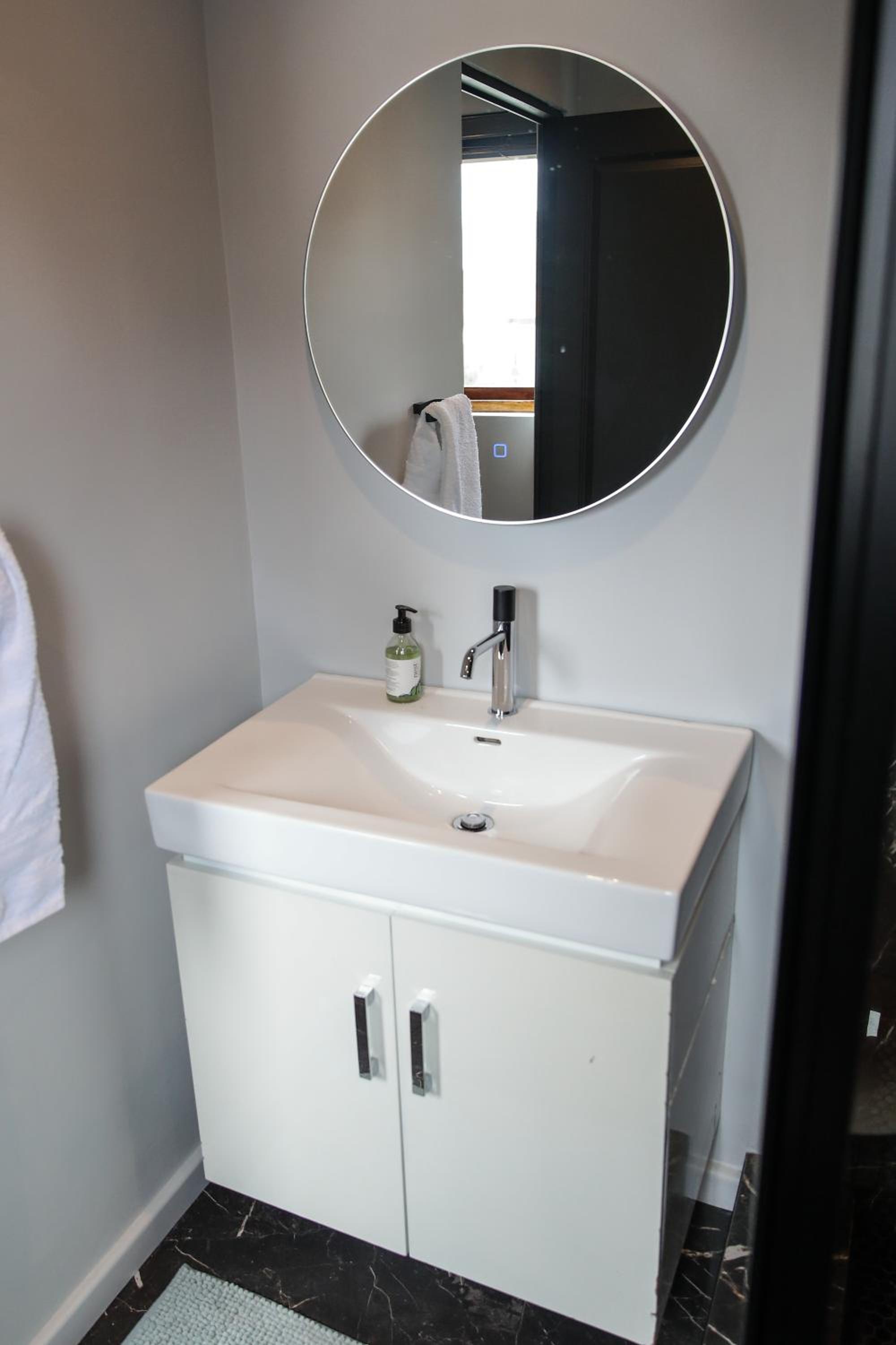 Deluxe Double Room with Shower - Photo 14