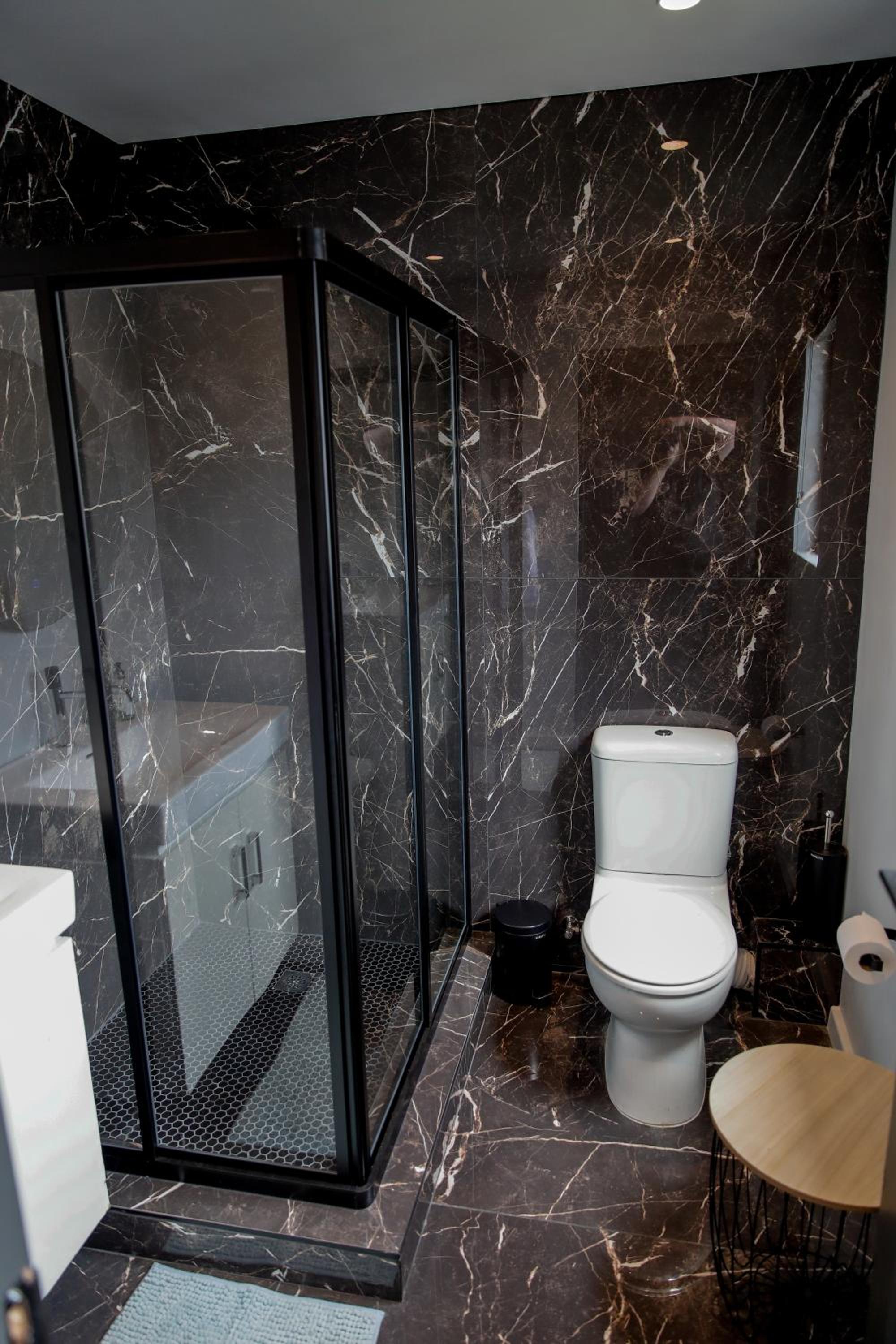 Deluxe Double Room with Shower - Photo 12