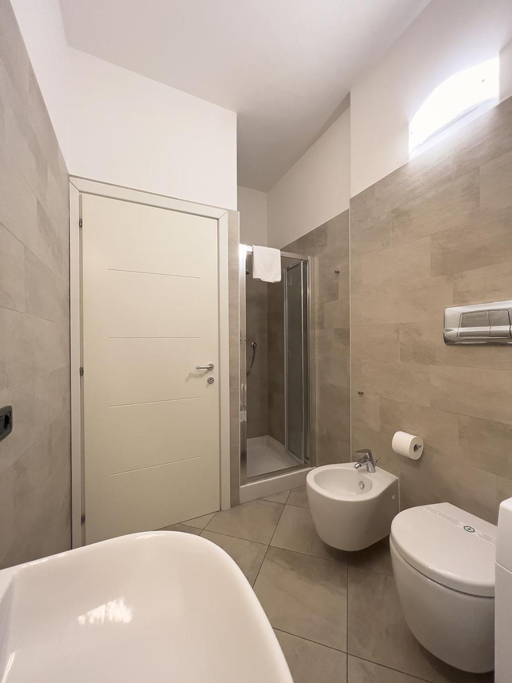 One-Bedroom Apartment with Lake View photo 2
