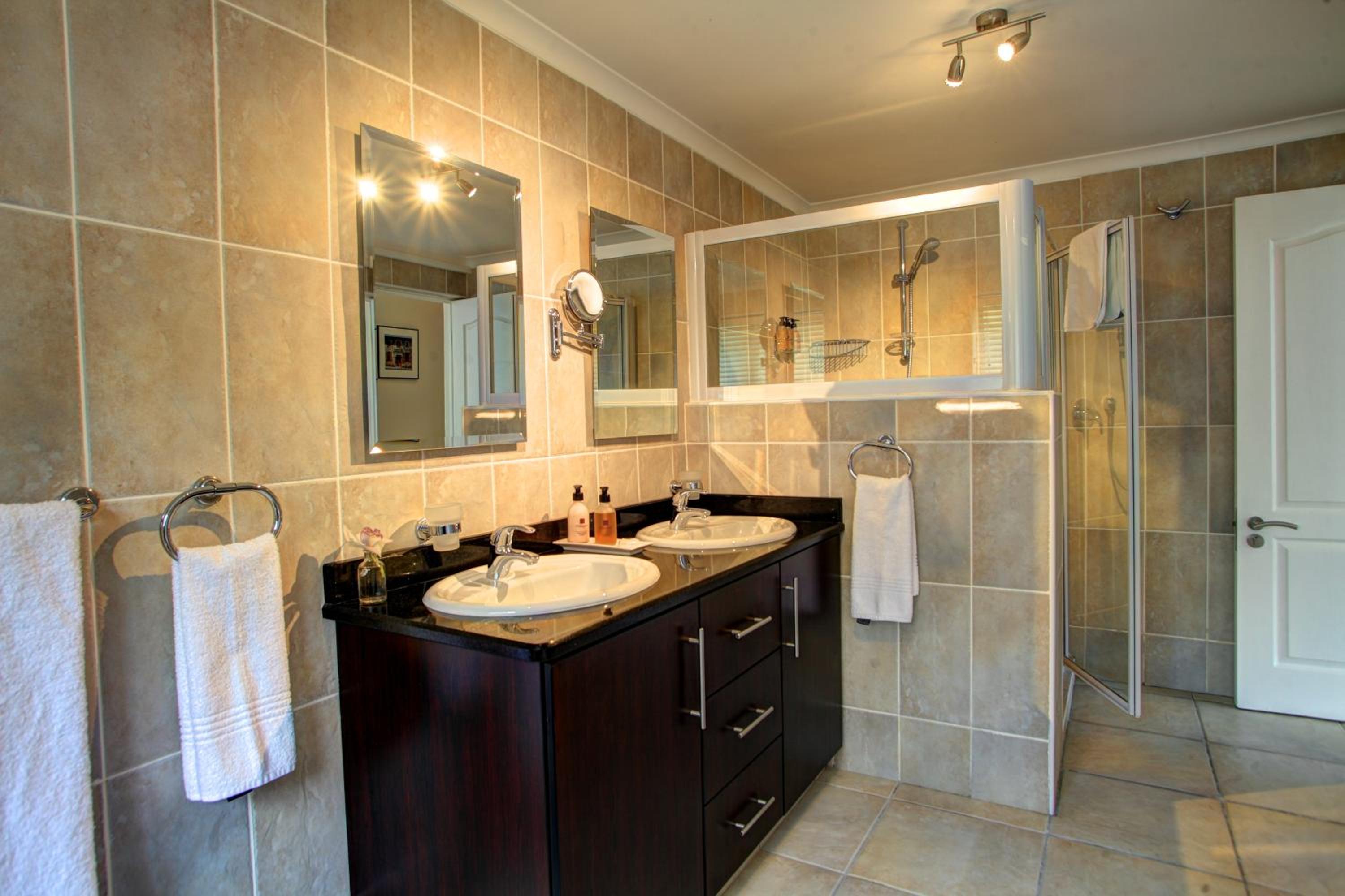 Superior Suite 6 - Photo 8