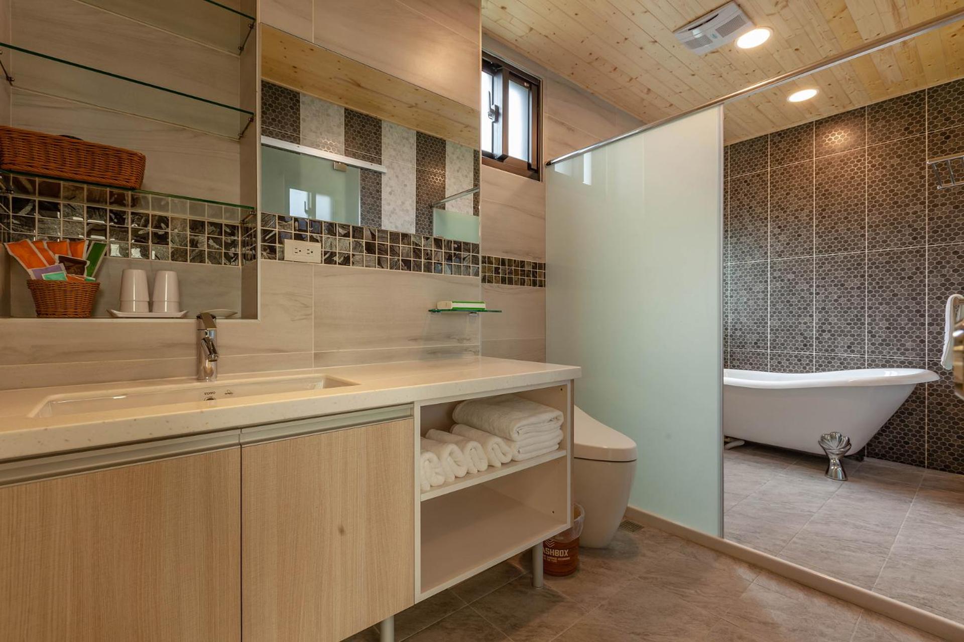Quadruple Room with Balcony - Photo 10