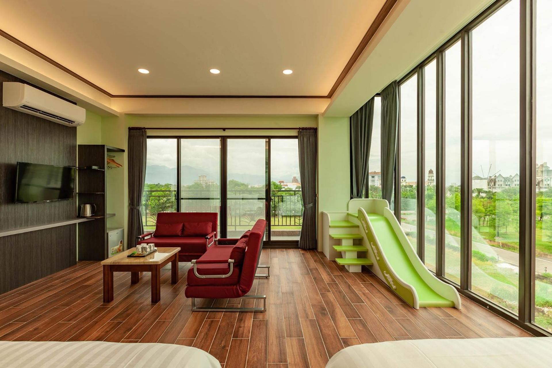 Quadruple Room with Balcony - Photo 4