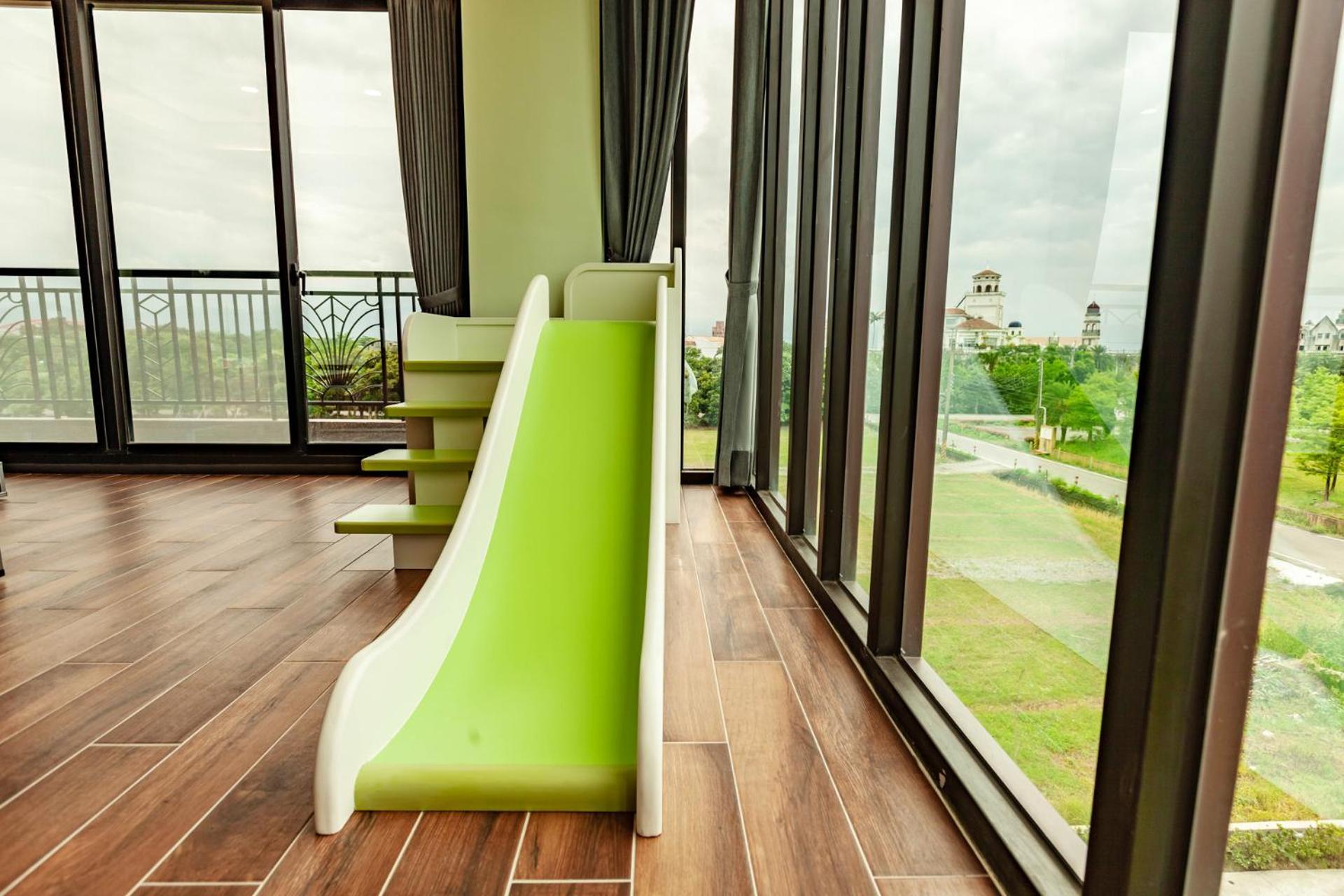 Quadruple Room with Balcony - Photo 9