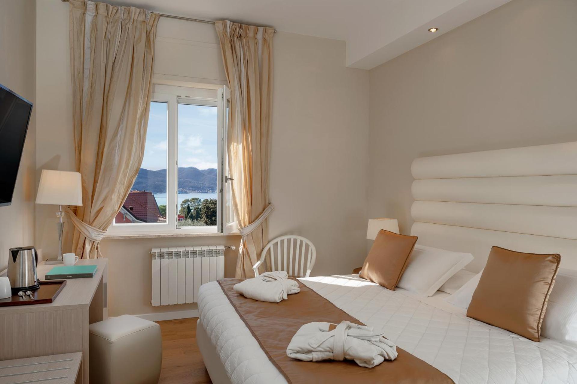 Double Room with Side Sea View photo 3