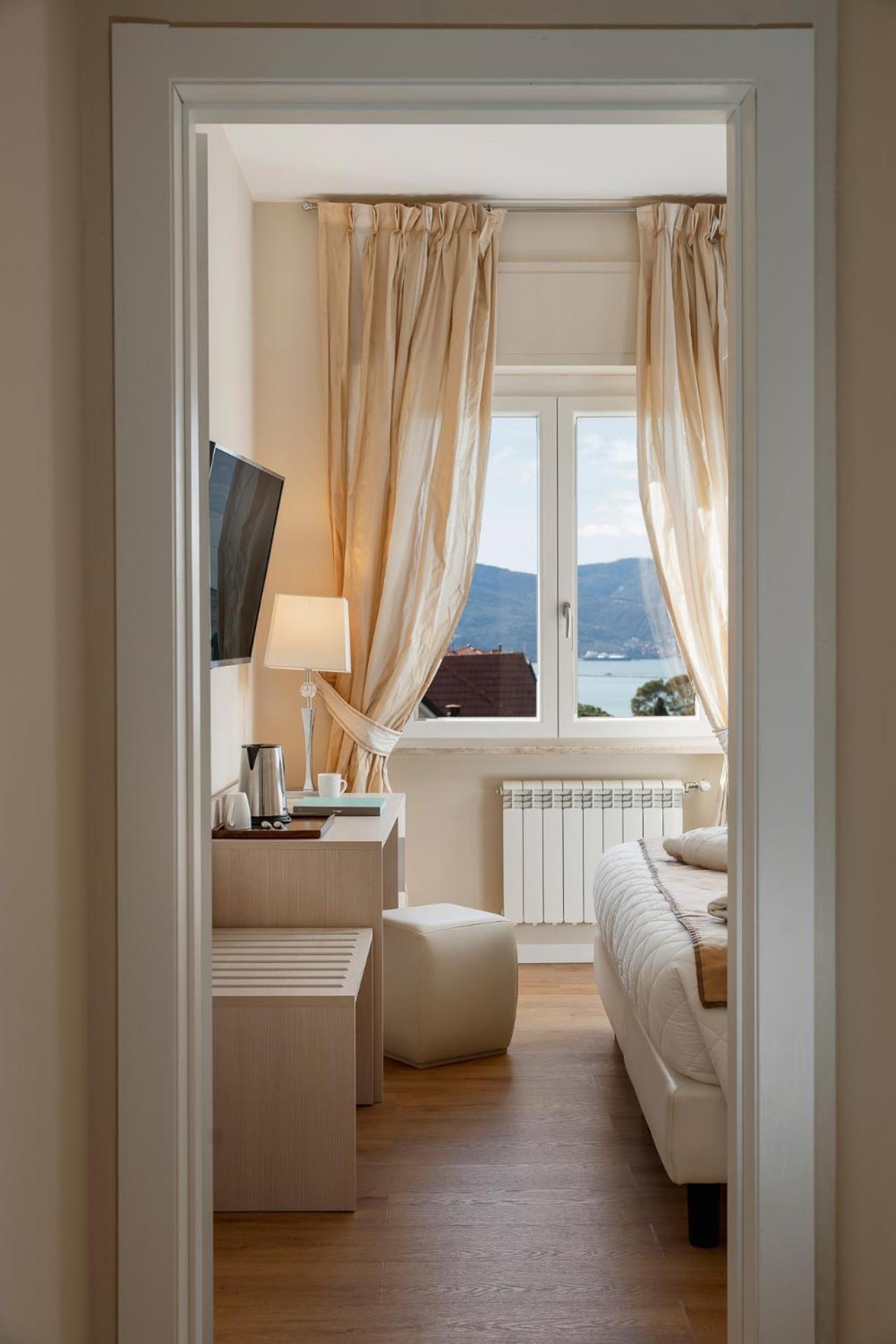 Double Room with Side Sea View photo 3