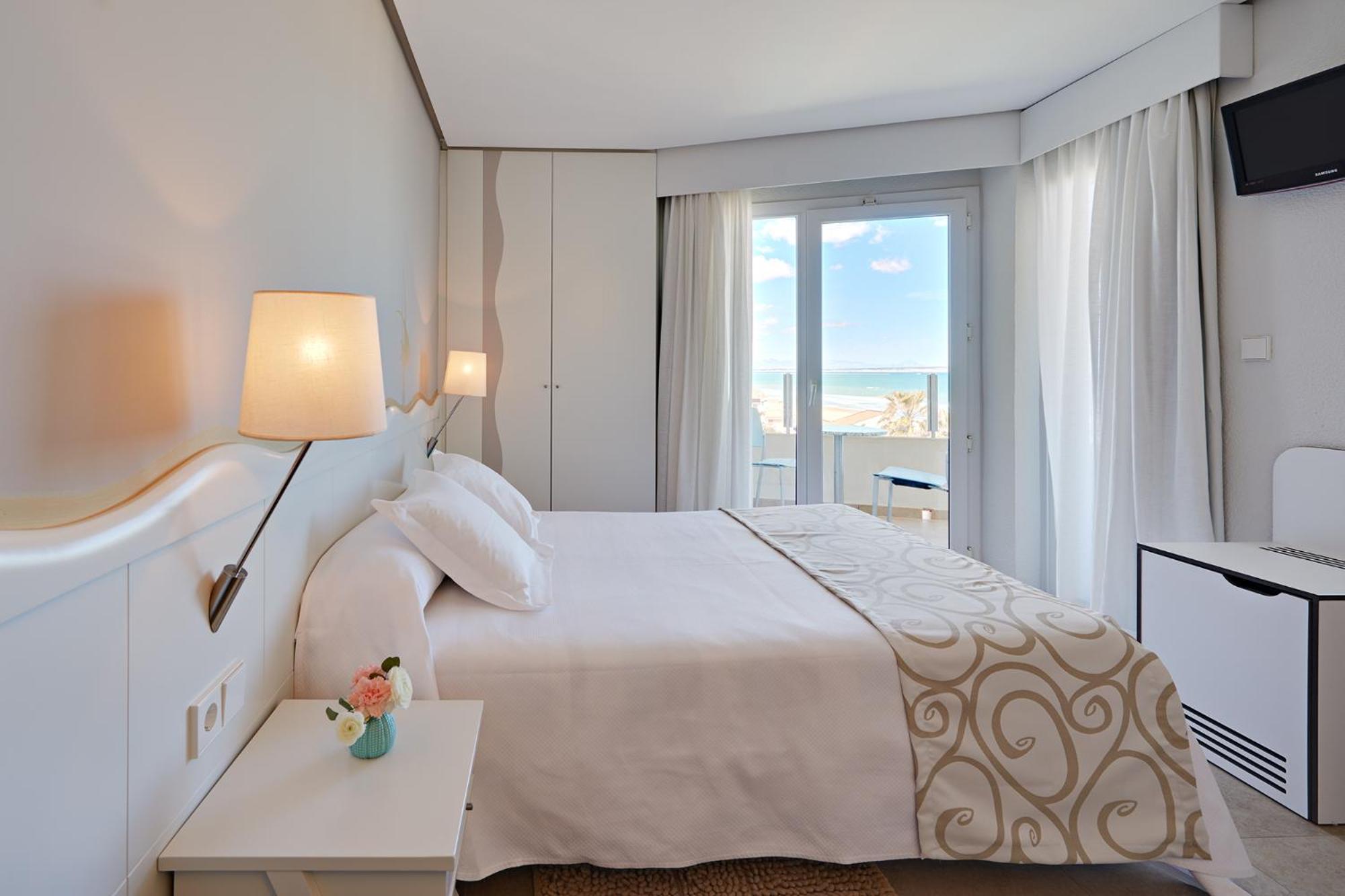 Double or Twin Room with Sea View - Photo 1