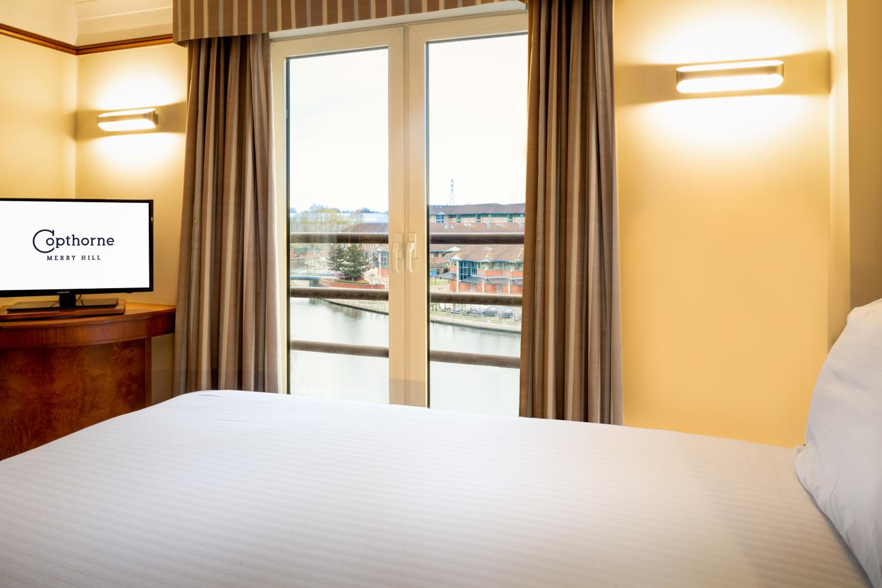 	 Standard Waterfront Family Room with One King Bed and one Single Bed - Photo 3