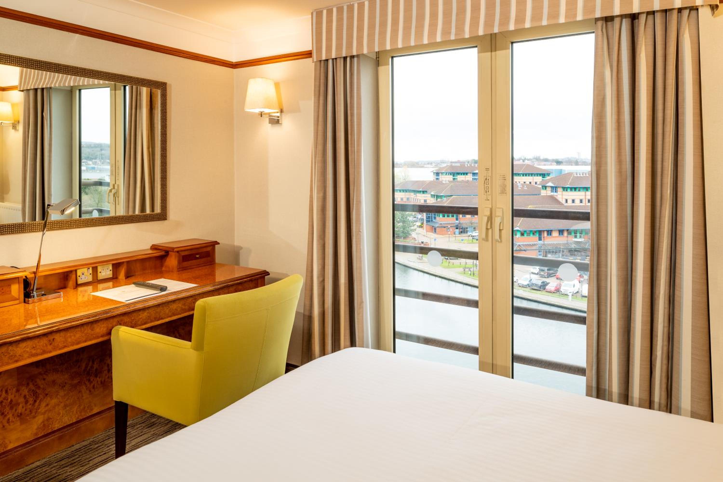 	 Club Waterfront Family Room with One King Bed and one Single Bed photo 3