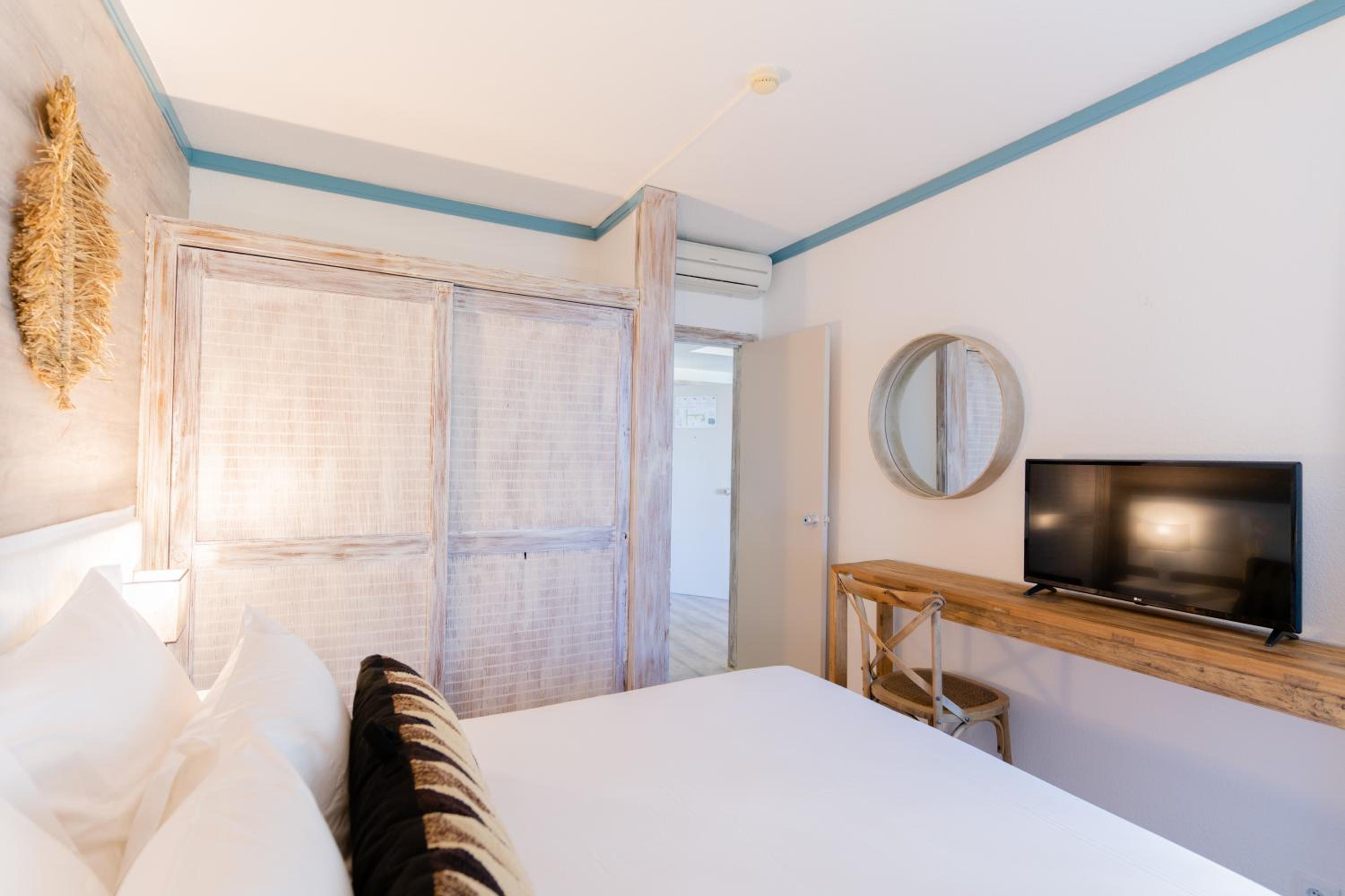 One-Bedroom Apartment - Photo 2