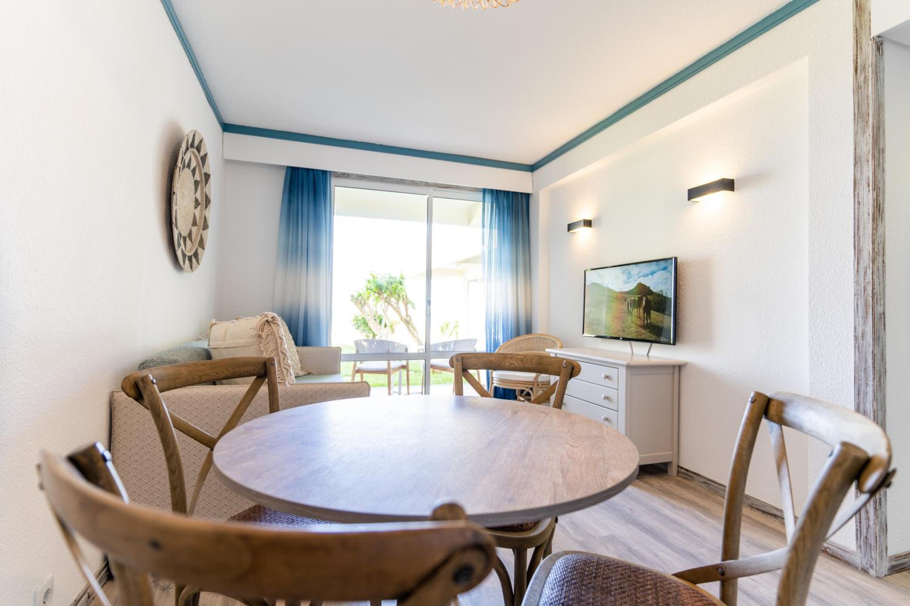 One-Bedroom Apartment with Sea View photo 3