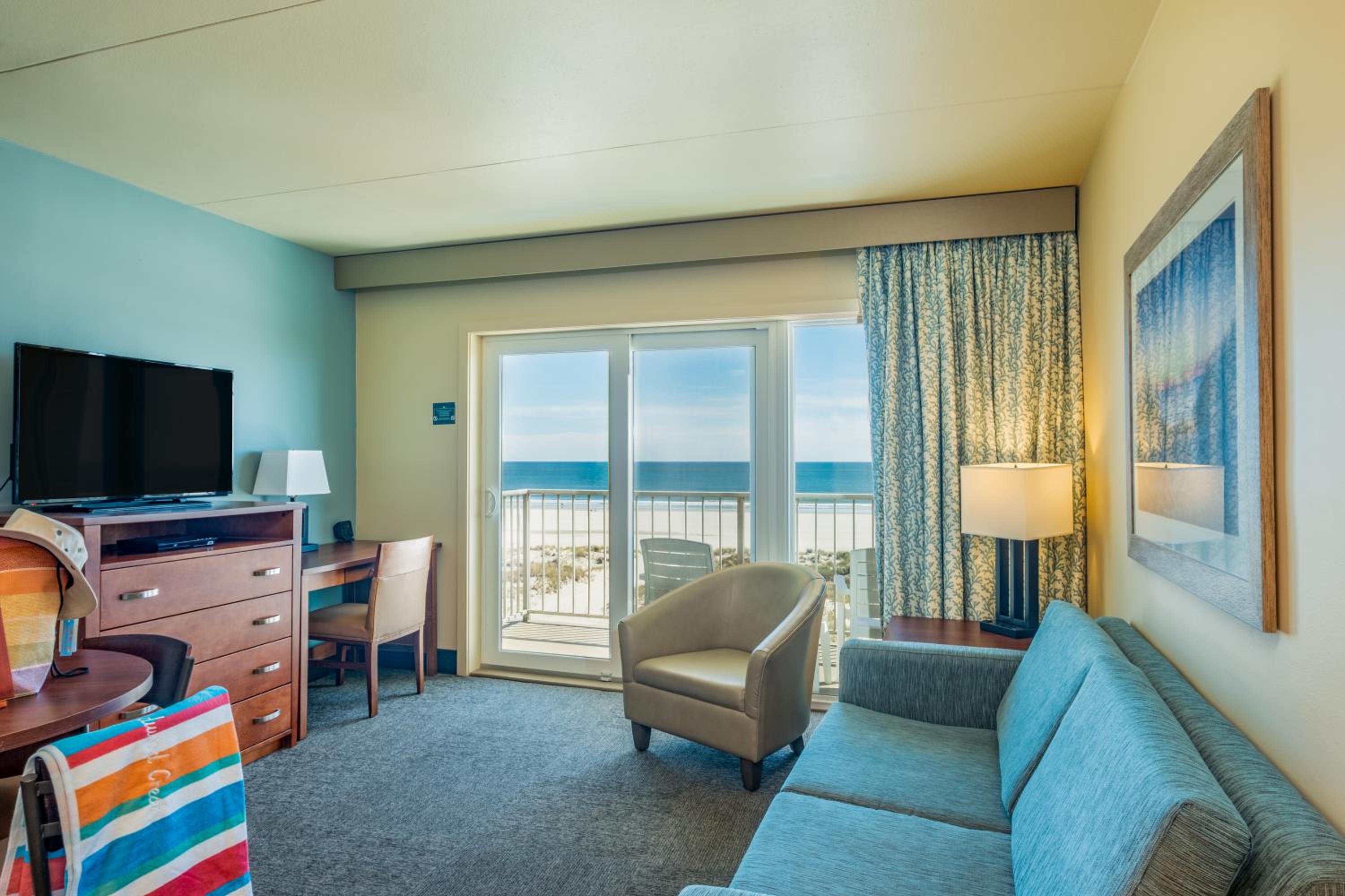 Deluxe Oceanfront Efficiency Suite  photo 3