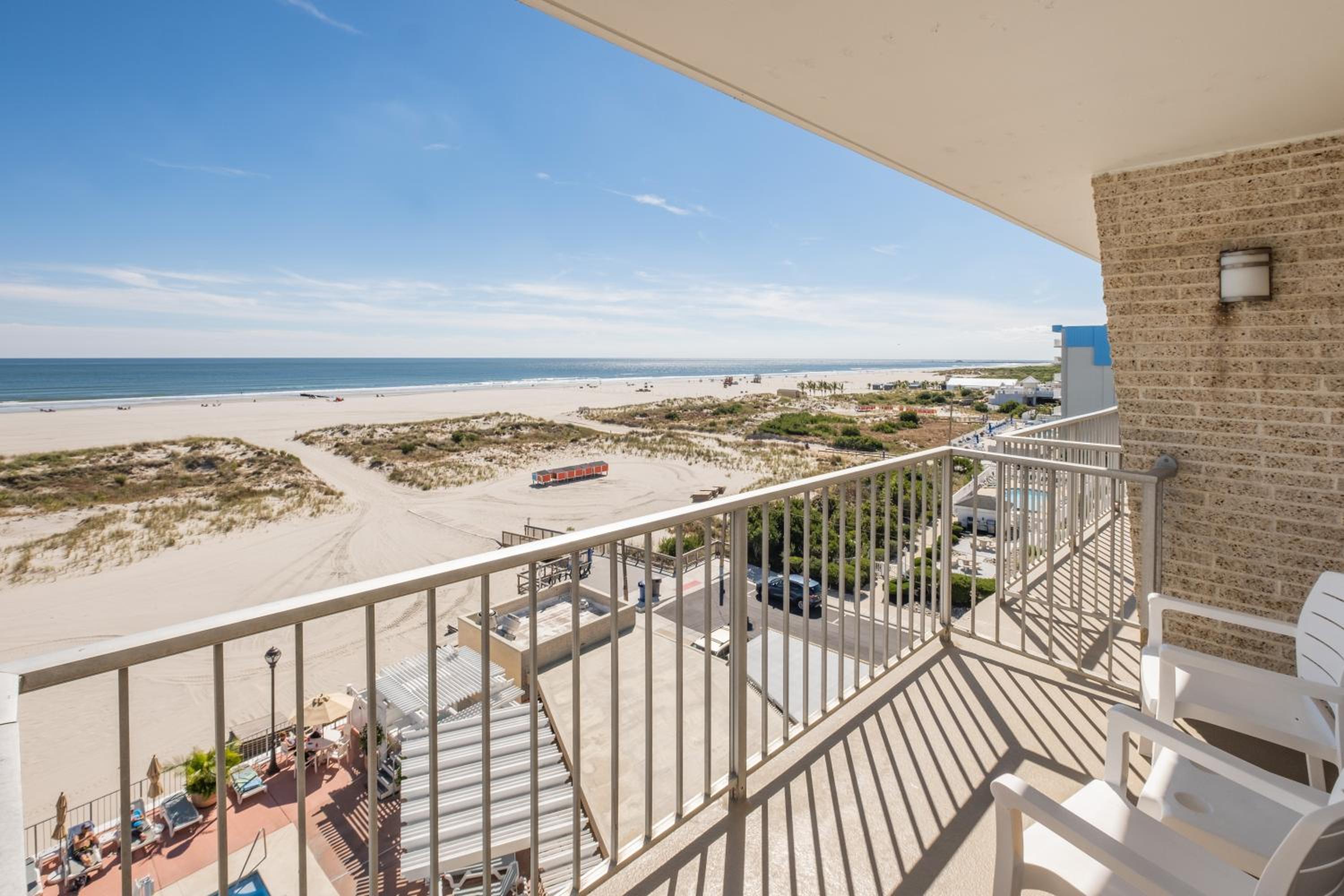 Deluxe Oceanfront Efficiency Suite  photo 2