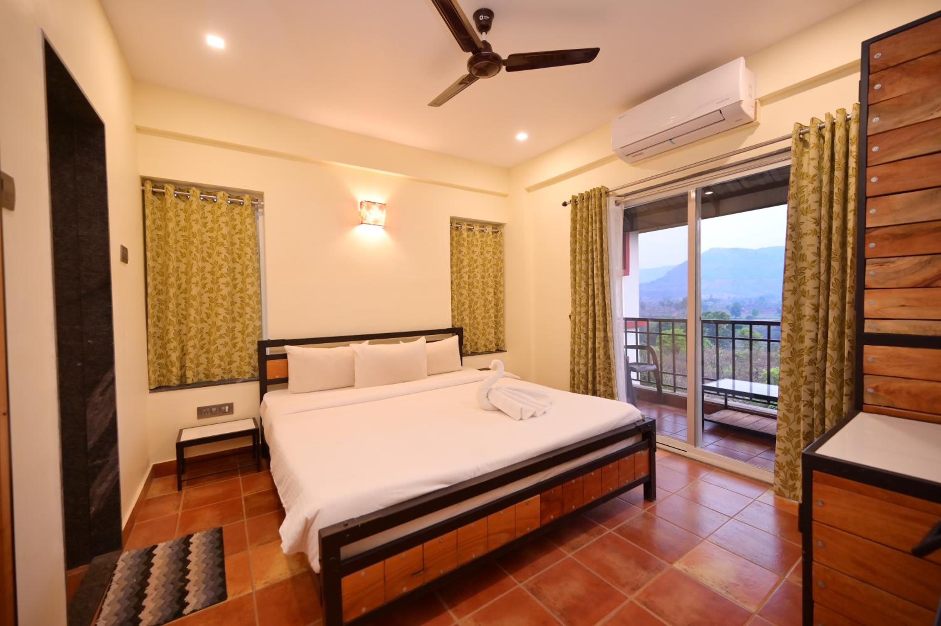King Suite with Balcony photo 1
