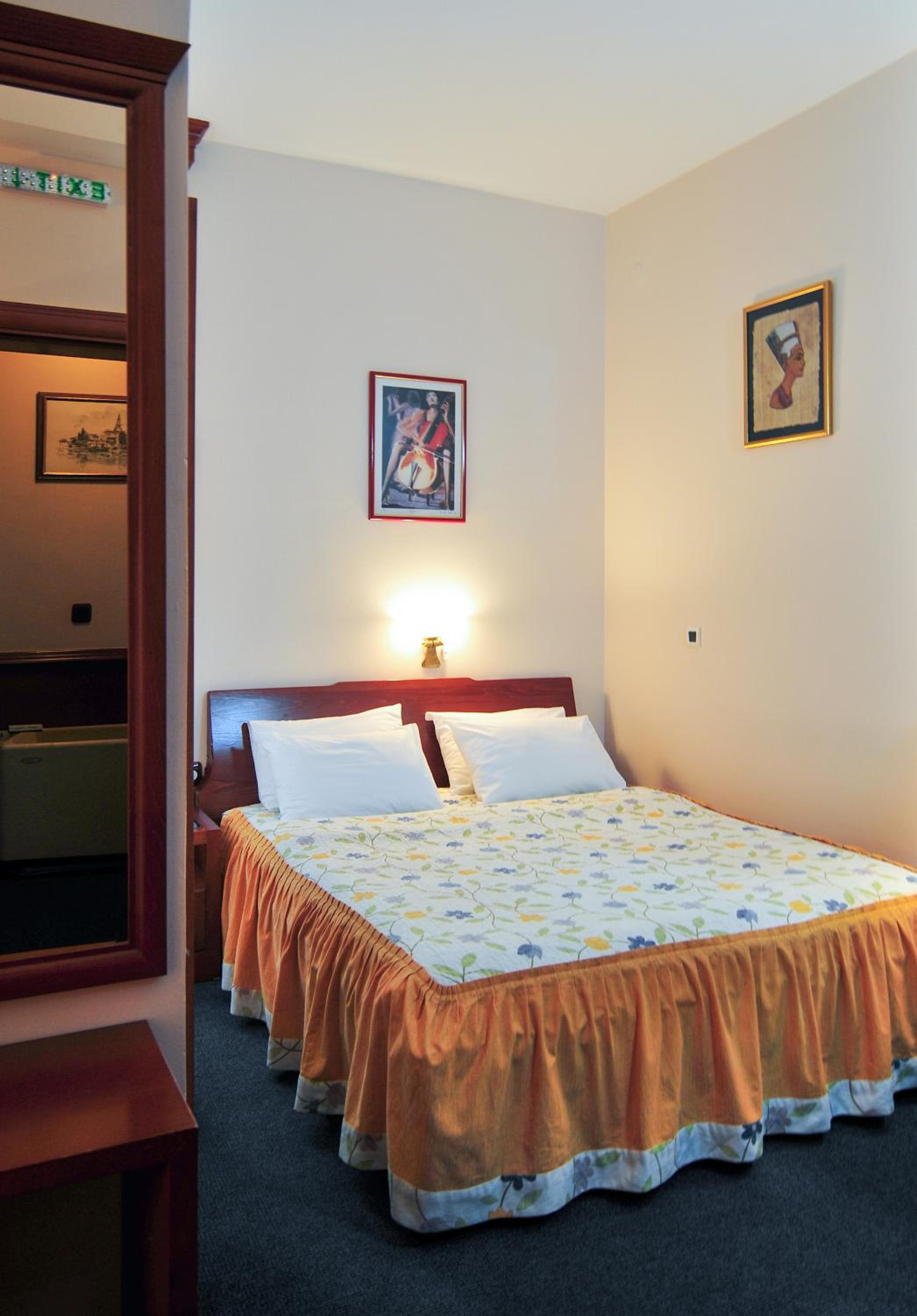 Double or Twin Room - Photo 4
