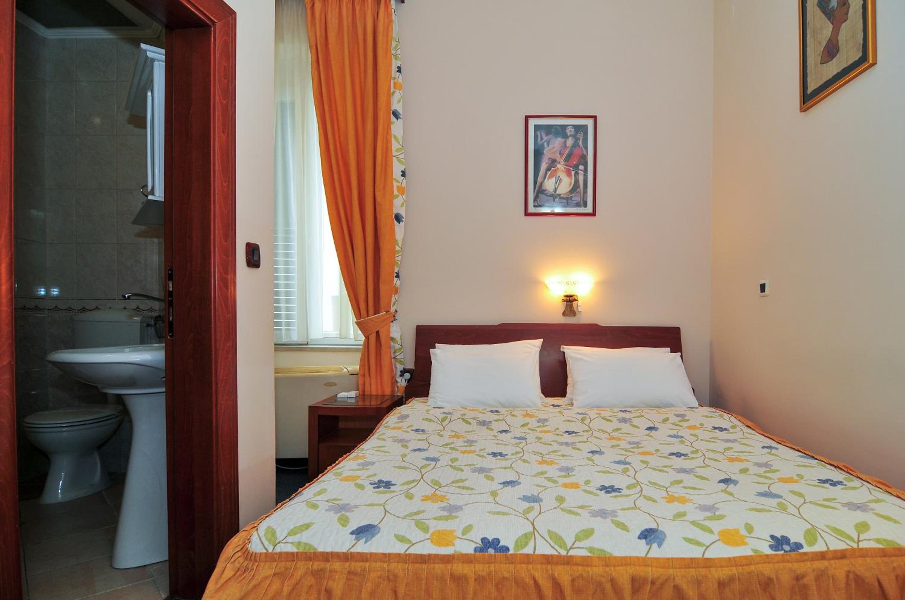 Double or Twin Room - Photo 5