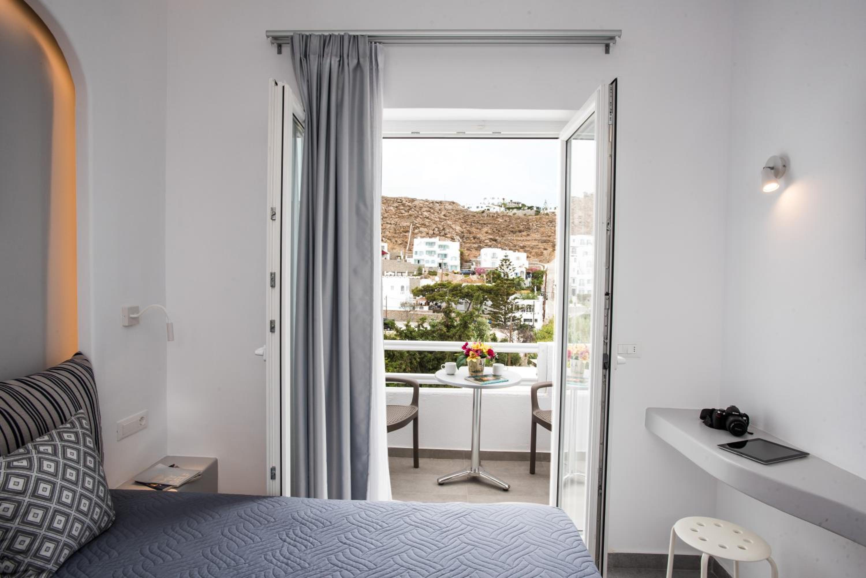 Deluxe Double Room with Partial Sea View photo 3