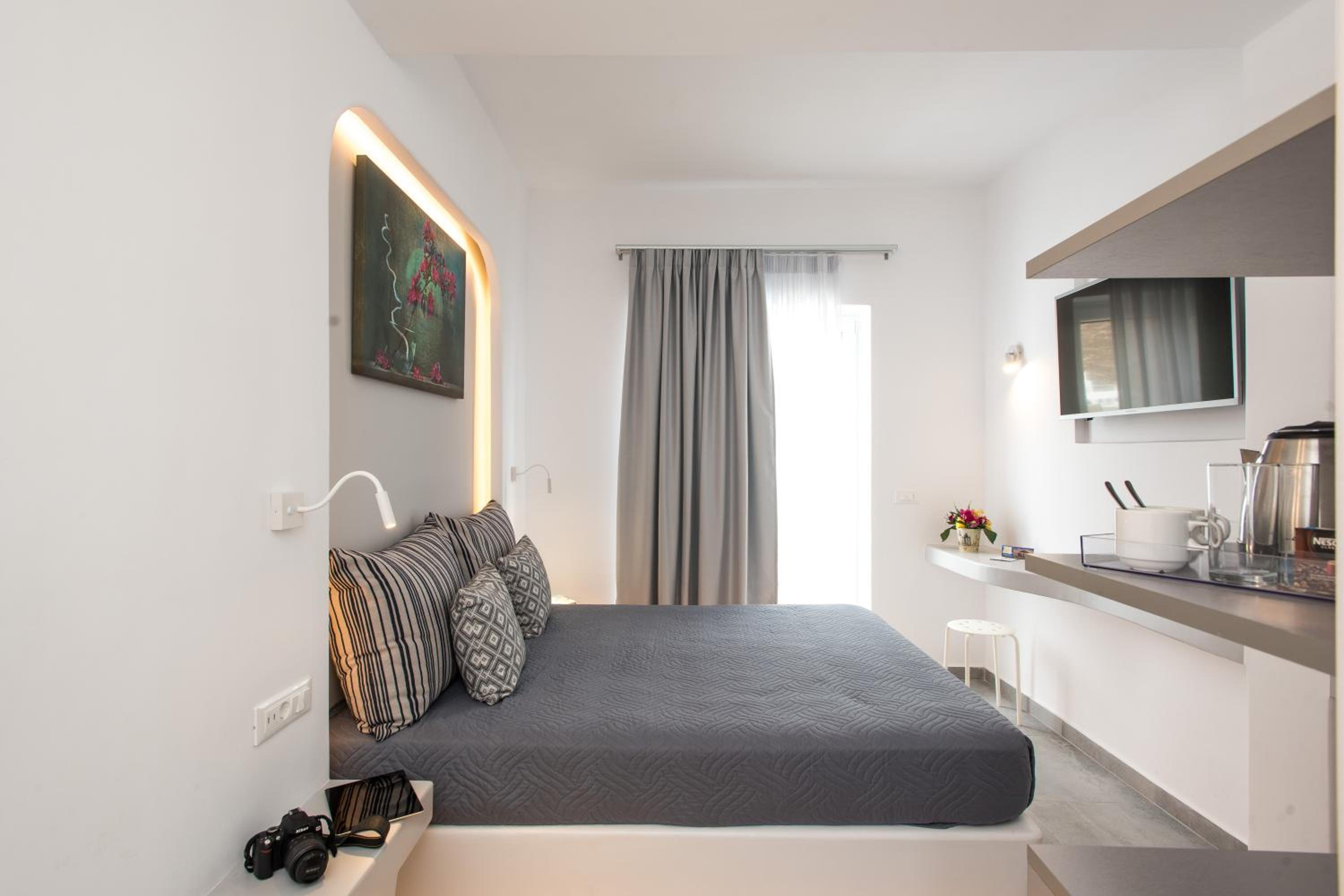 Deluxe Double Room with Partial Sea View