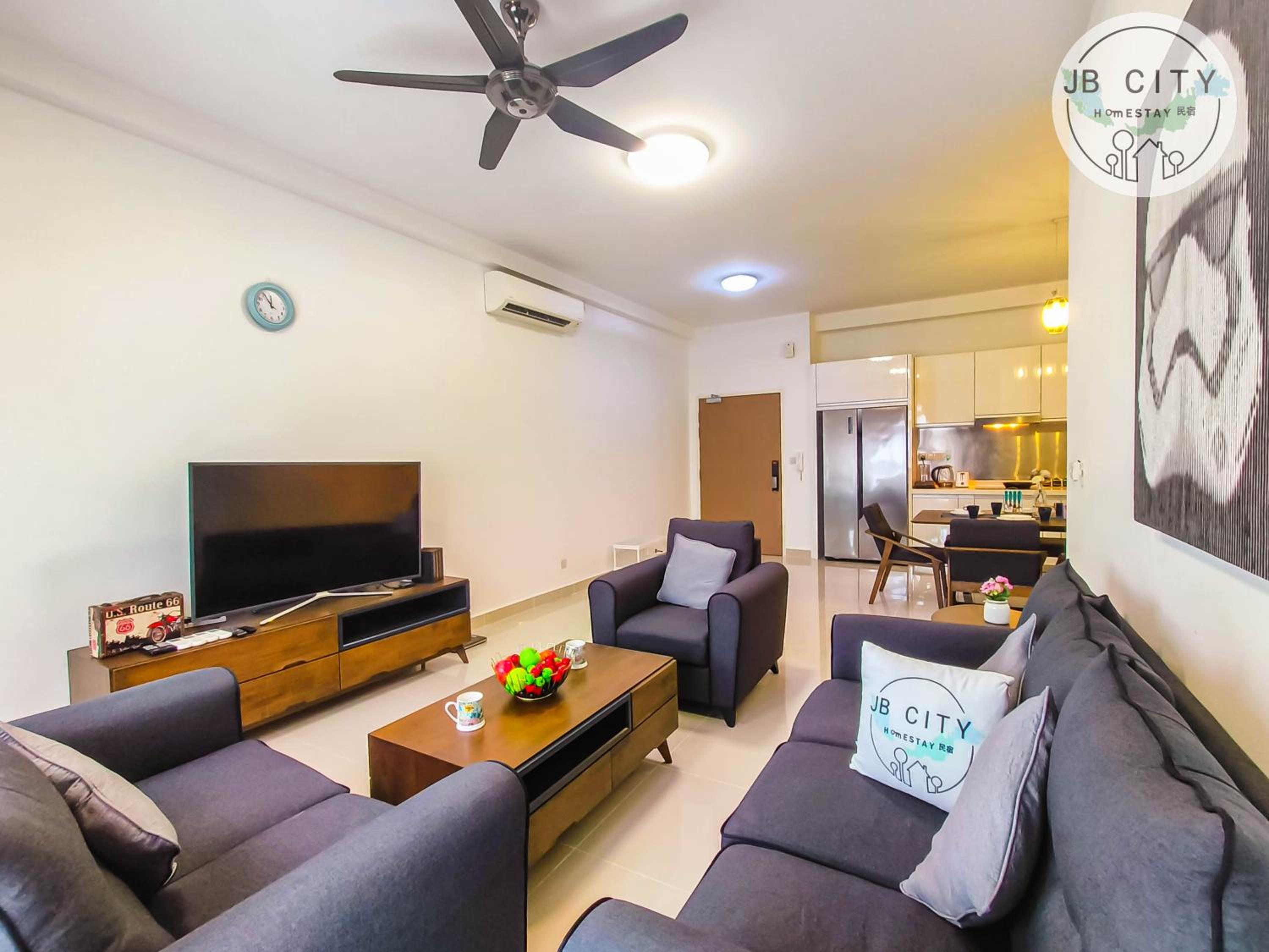 Apartment with Mountain View - Photo 4