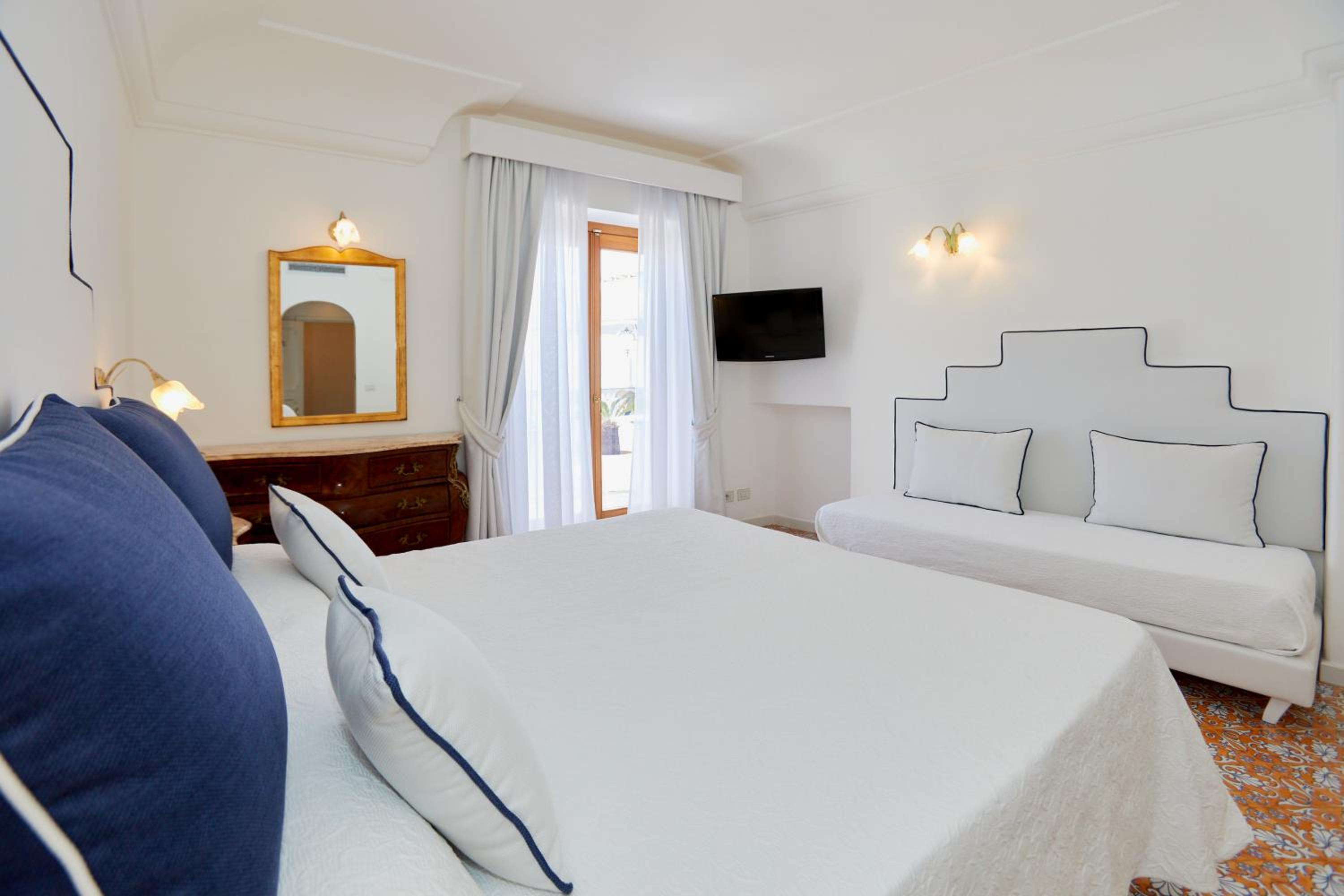 Deluxe Triple Room with Terrace and Sea View photo 3