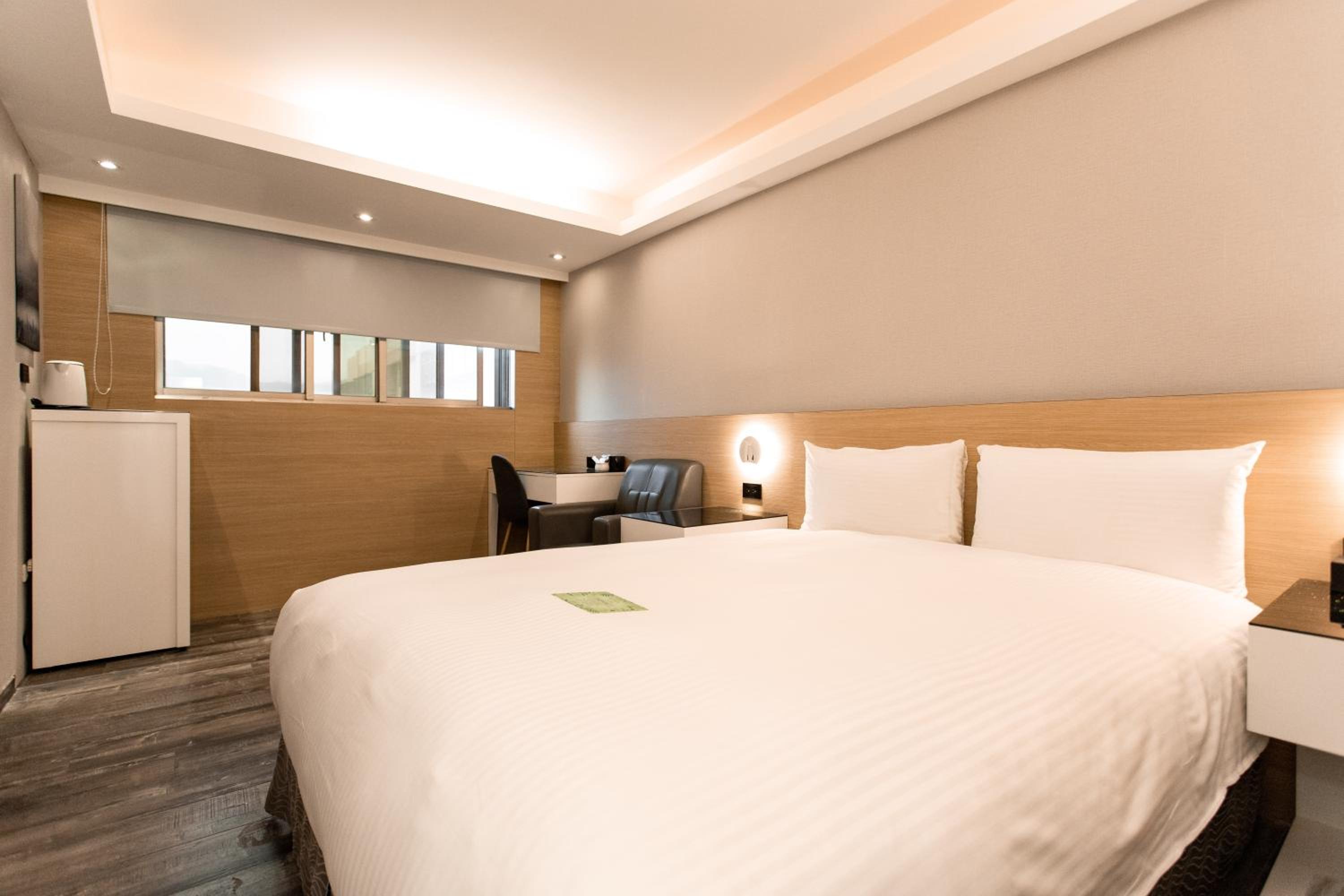 Double Room with Private Bathroom - Check-in at 21:00 photo 3
