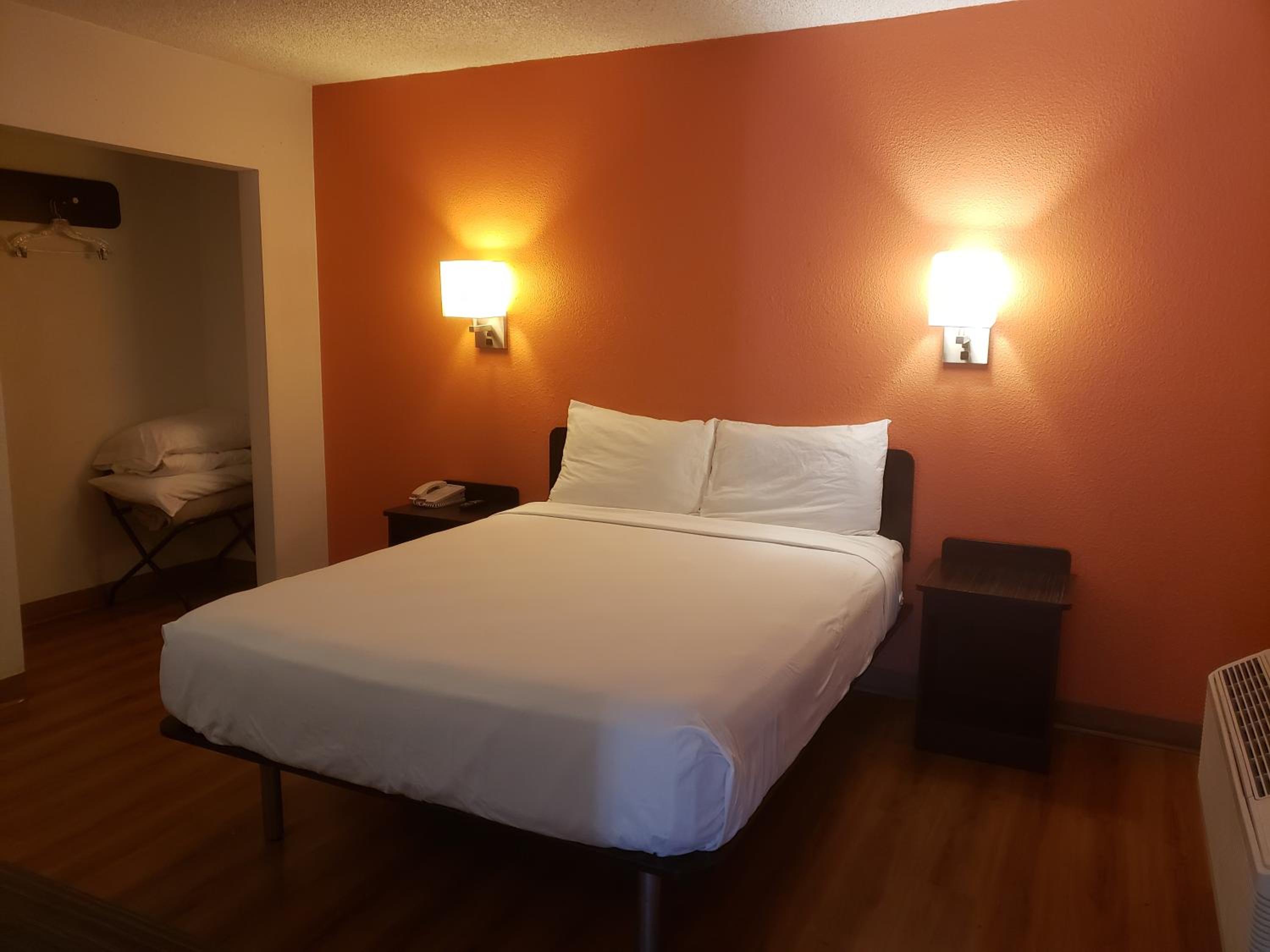 1 Queen Bed |  Near Palm Springs International Airport photo 1