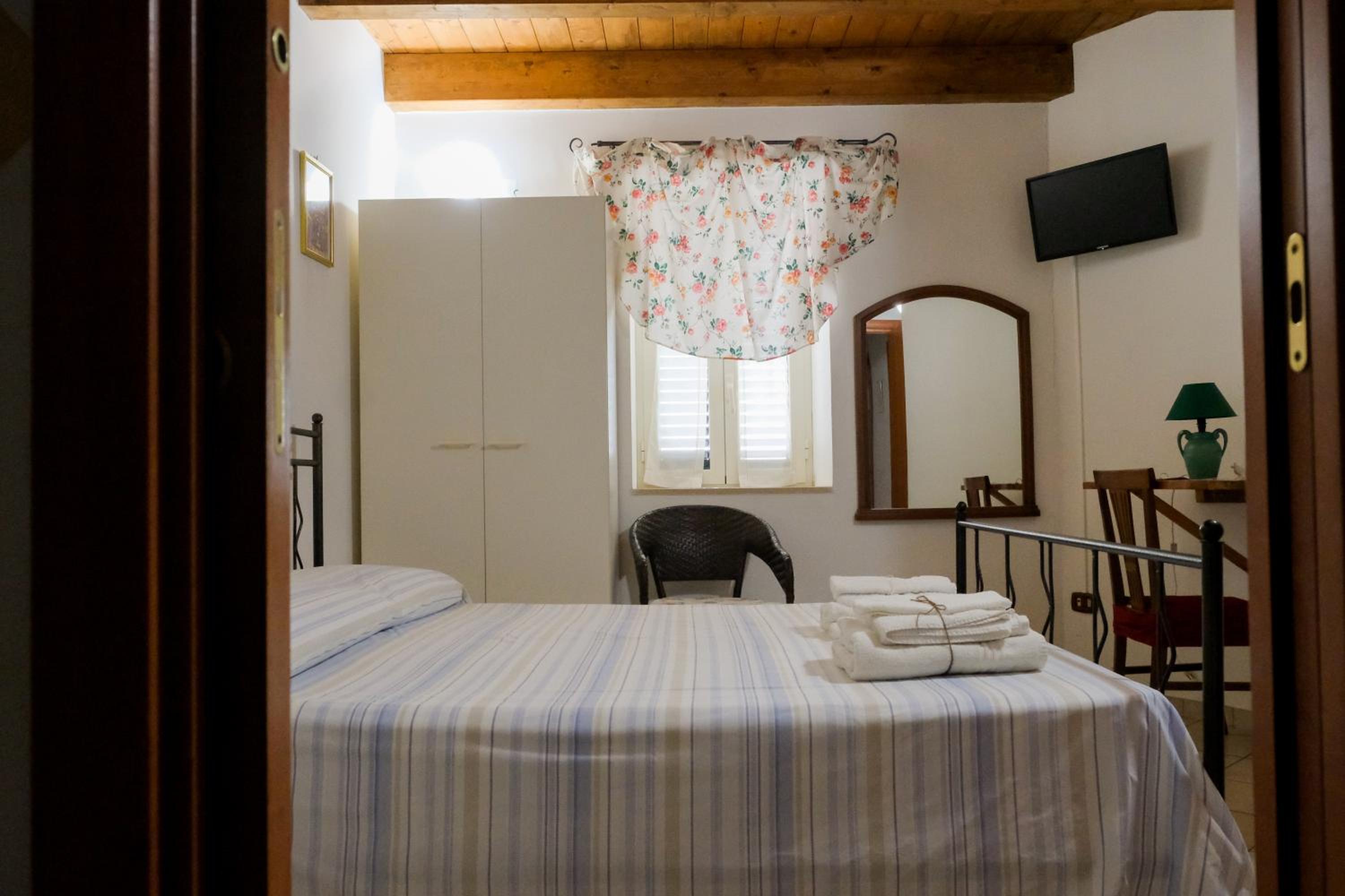 Double Room with Private Bathroom - Photo 1