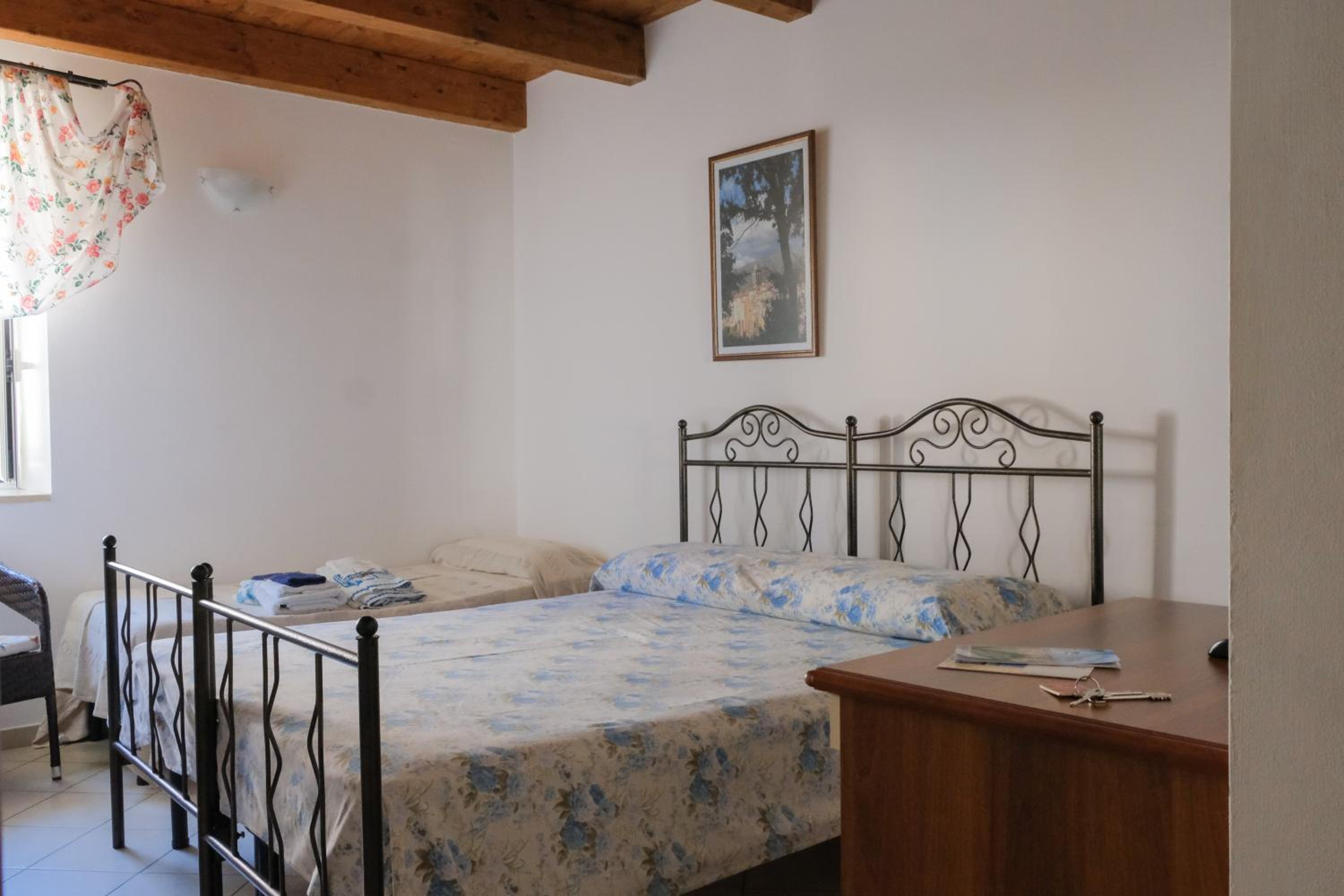 Double Room with Private Bathroom - Photo 9