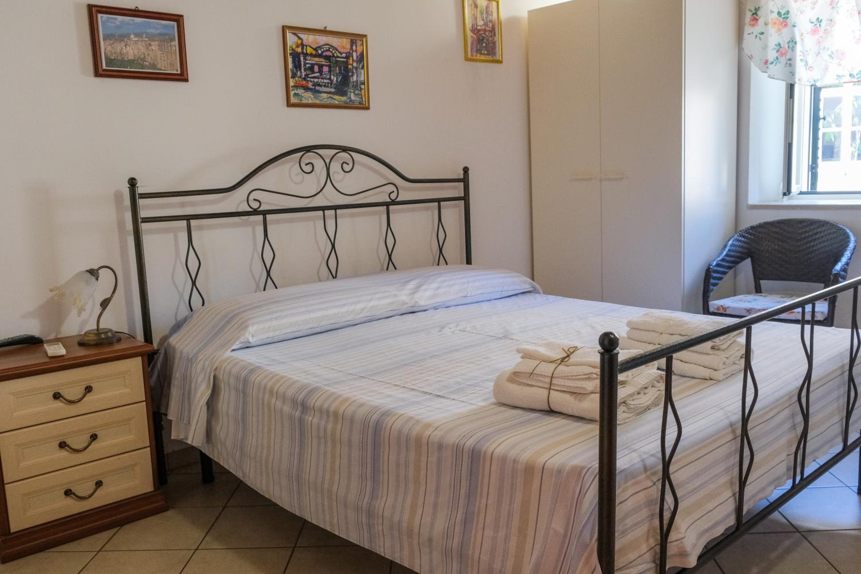 Double Room with Private Bathroom - Photo 3