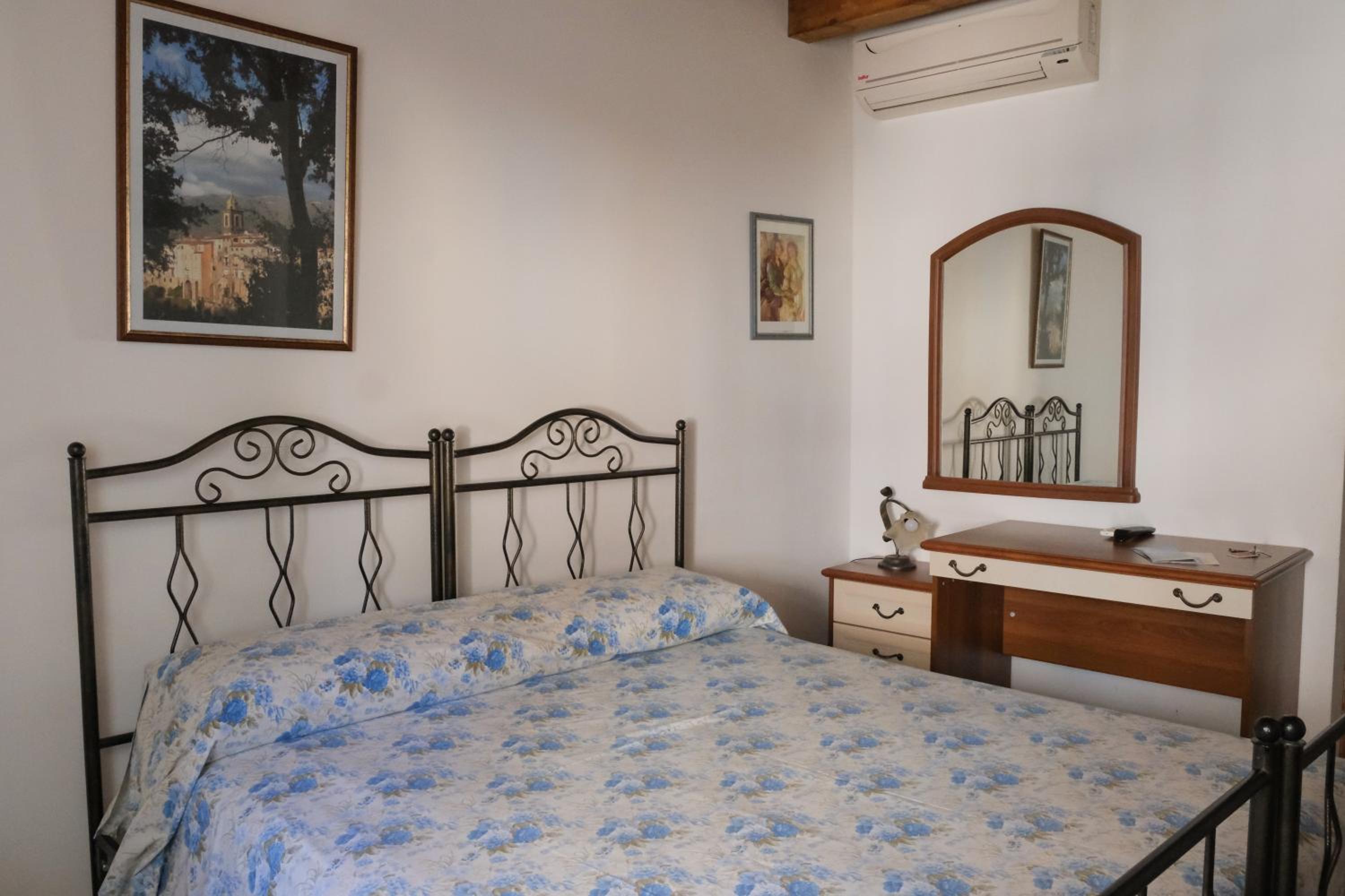 Double Room with Private Bathroom - Photo 4