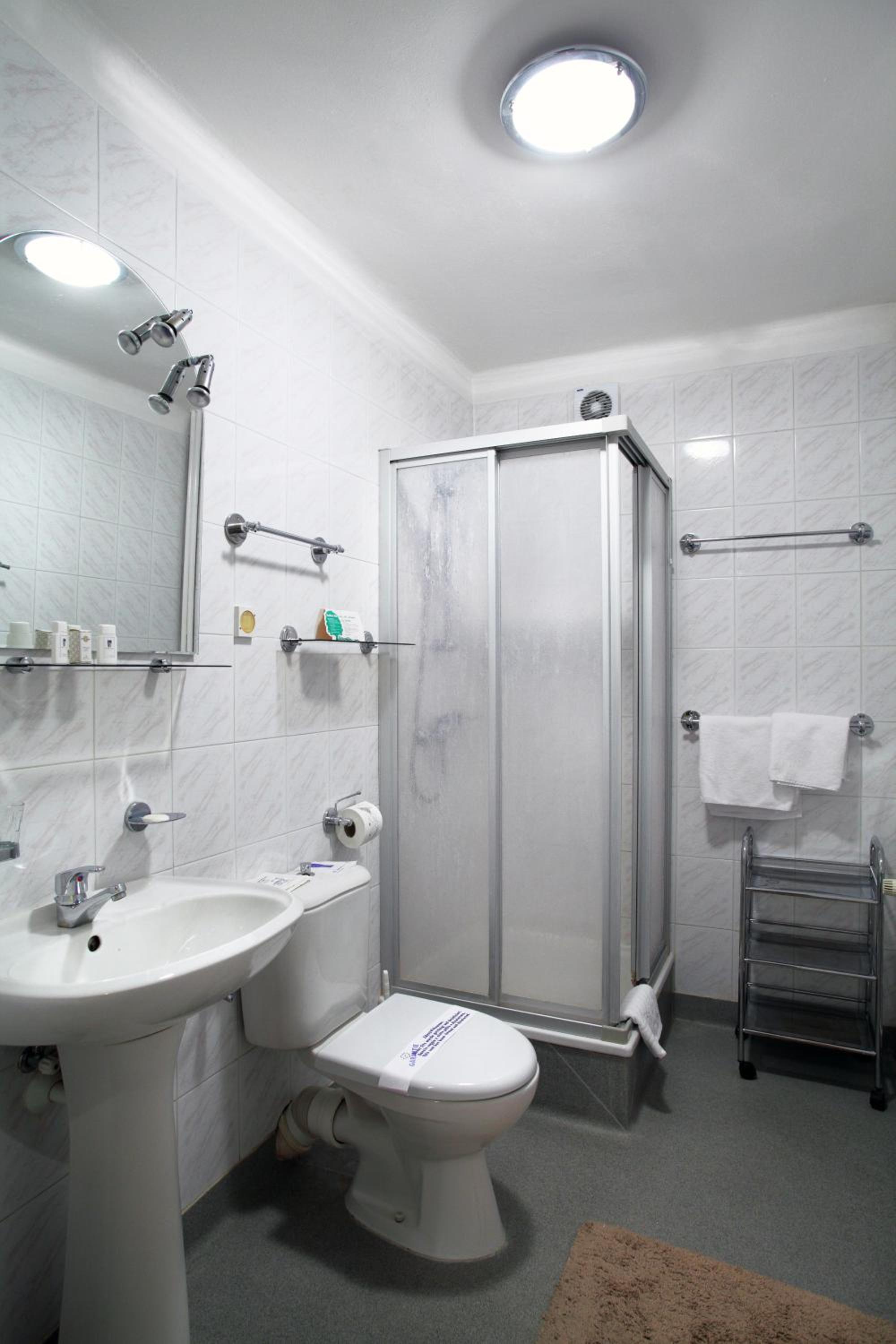 Standard Twin Room - Photo 2