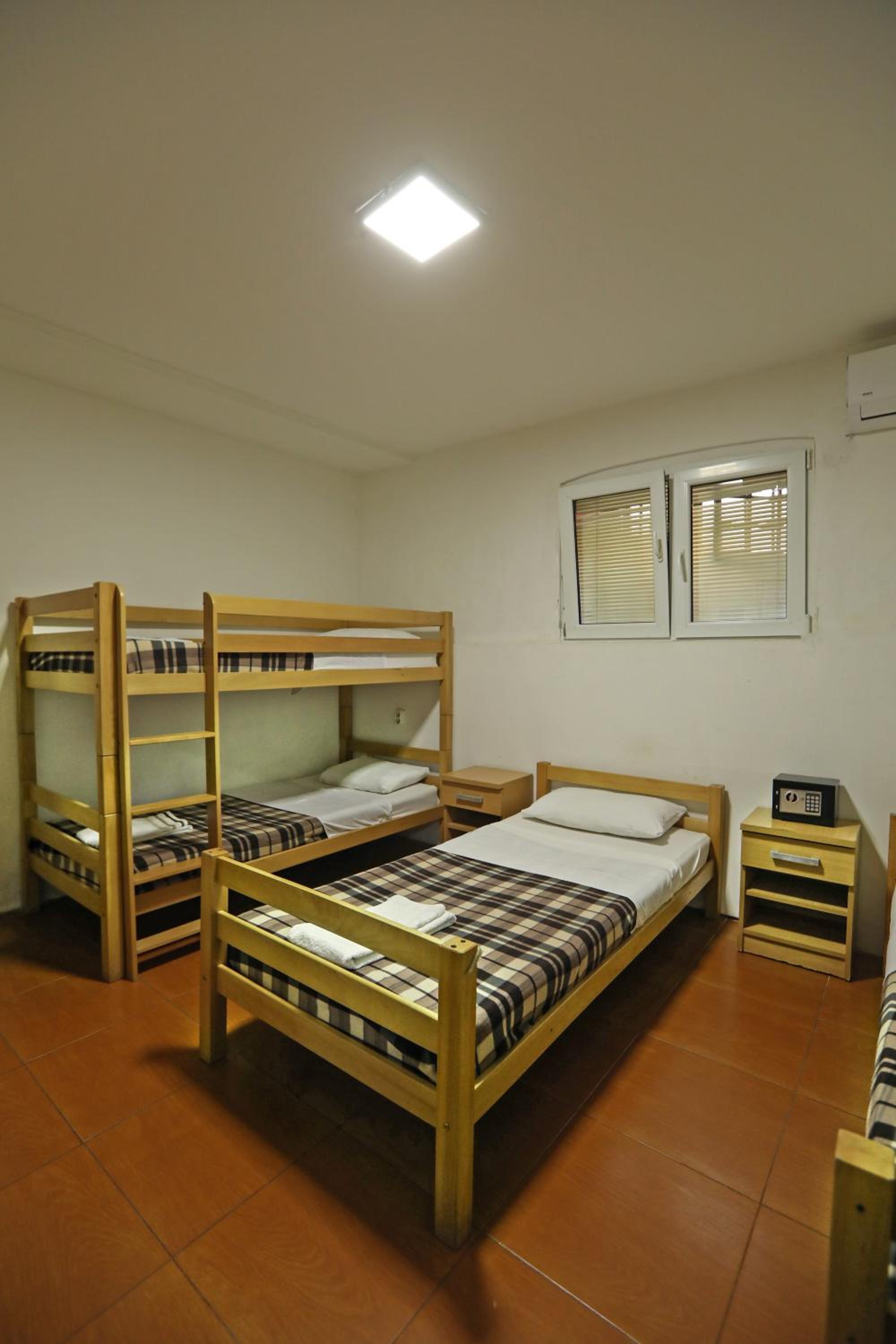 Quadruple Room with Shared Bathroom and External Garden Table photo 1