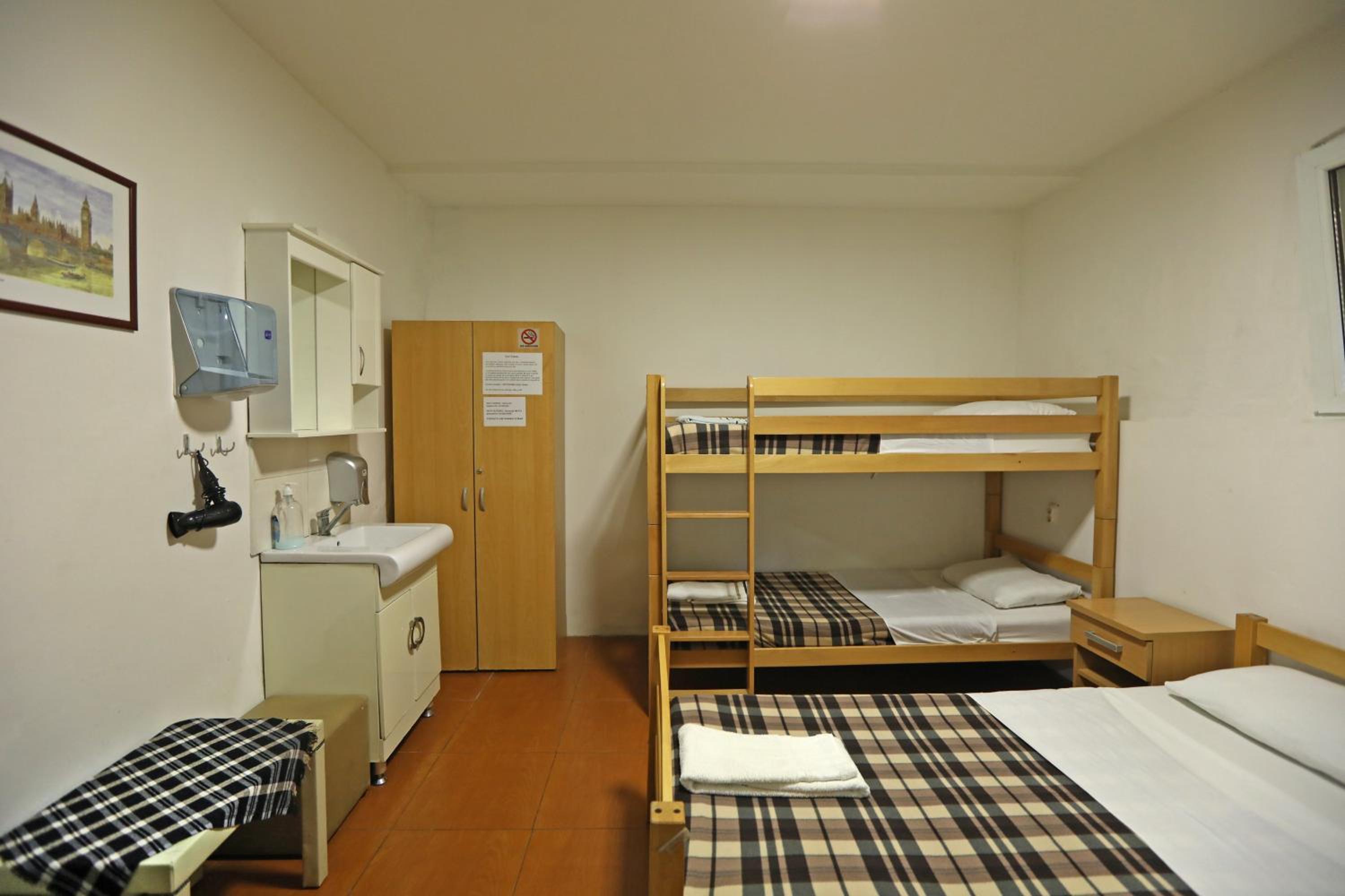 Quadruple Room with Shared Bathroom photo 3