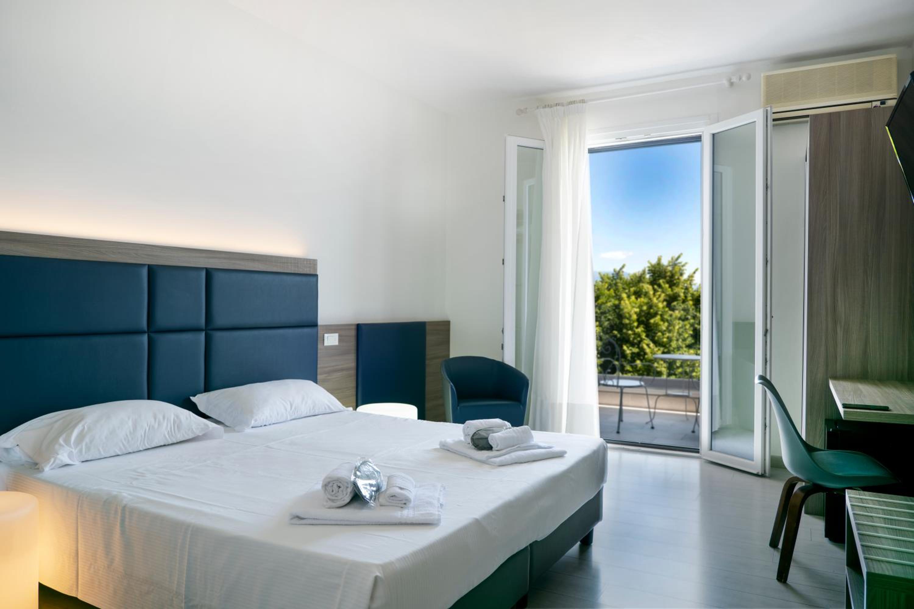 Comfort Room with Balcony and Lake View photo 1