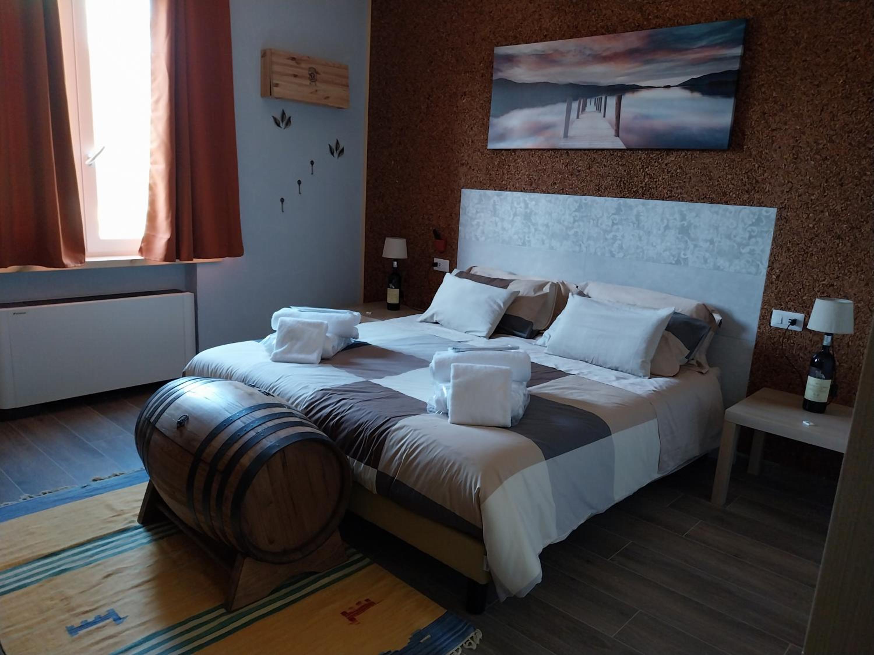 Suite with Hot Tub photo 1