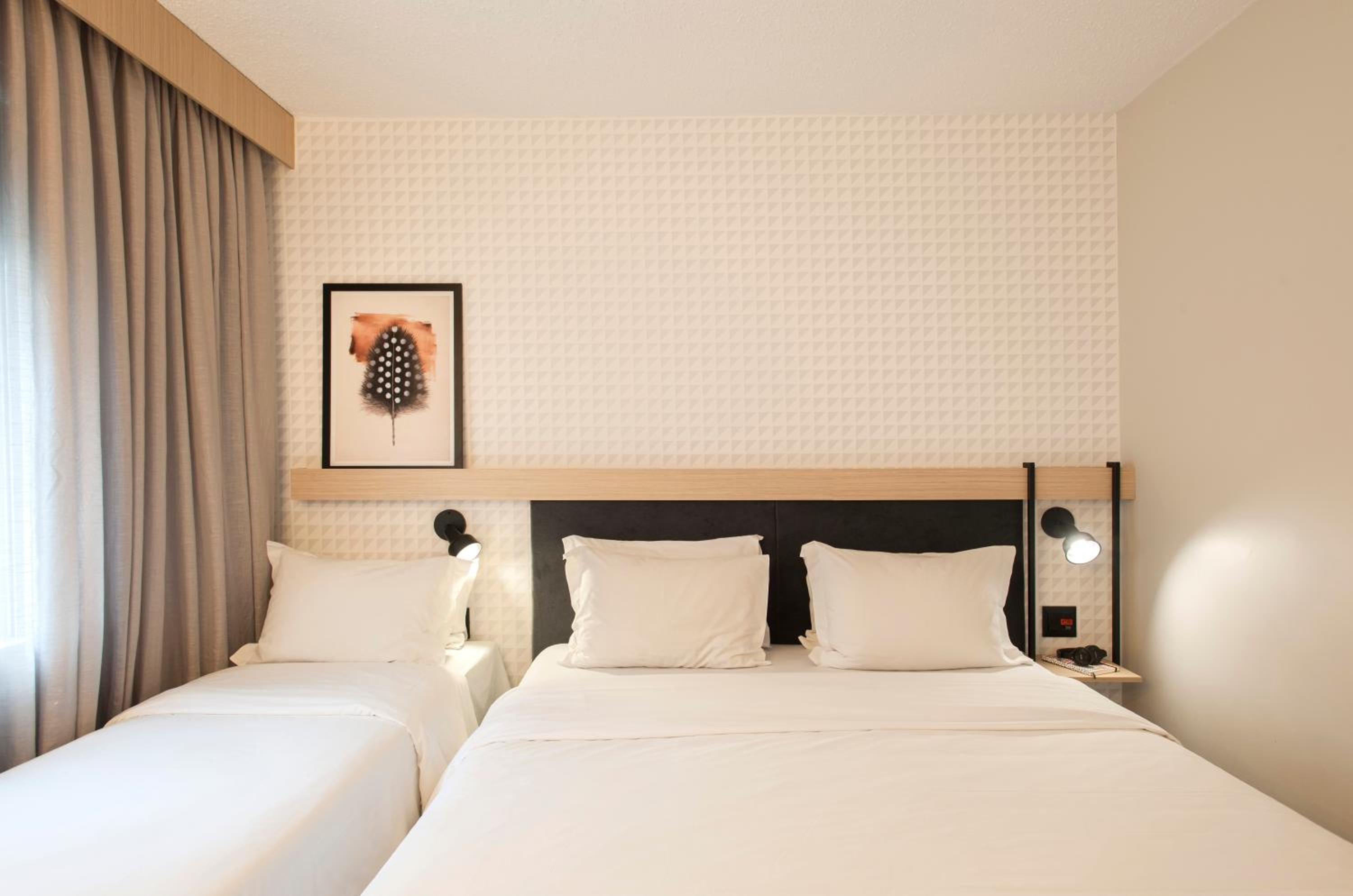 Triple Luxury - 1 Queen Bed and 1 Single Bed - Photo 1