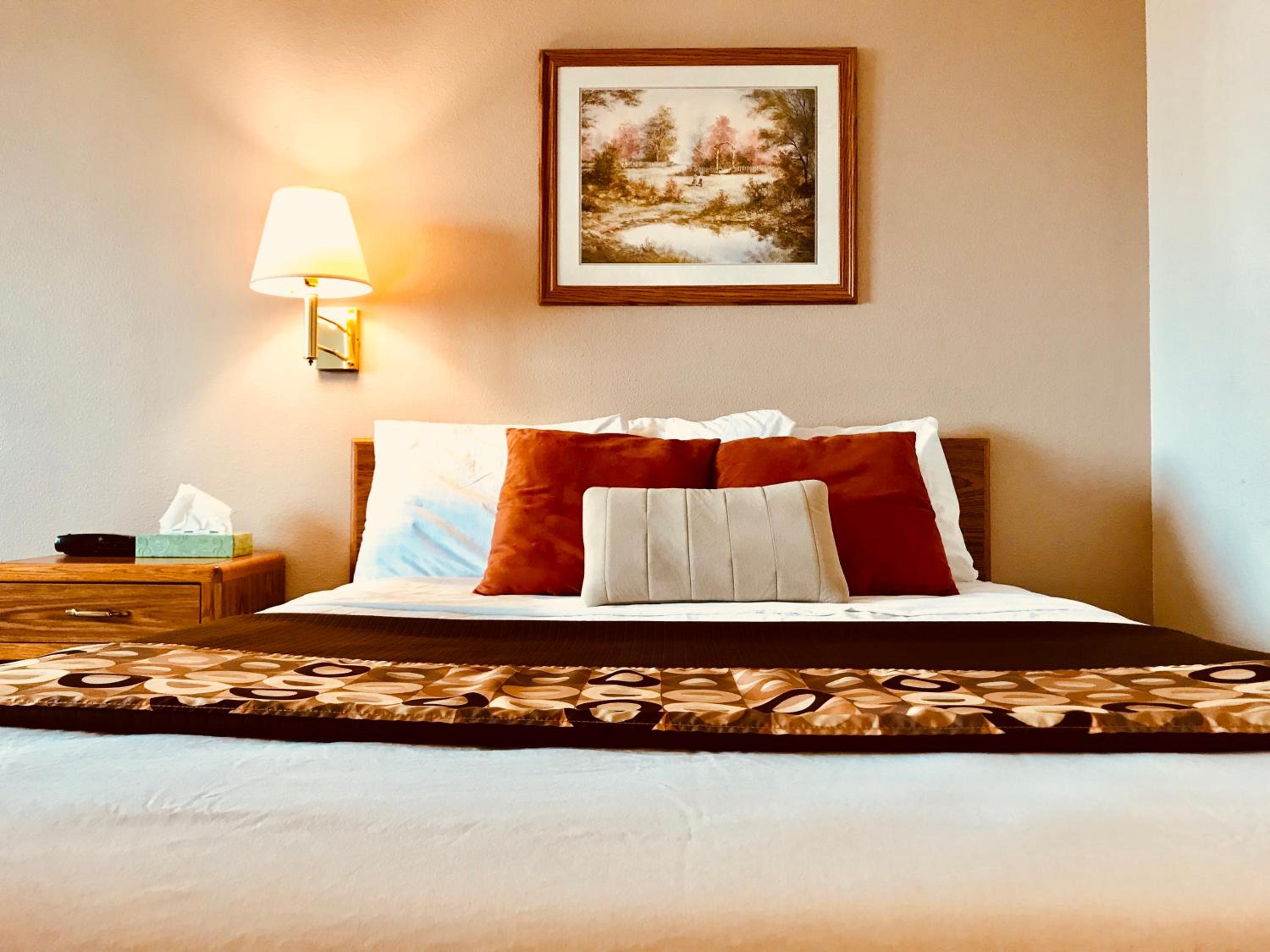 Queen Suite - Photo 1