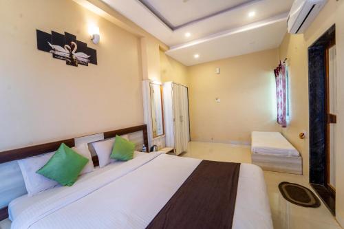 Deluxe Double Room with Balcony - Photo 5