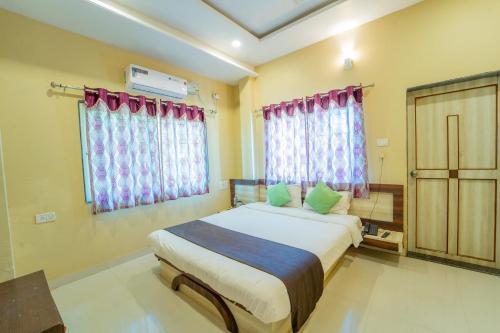 Deluxe Double Room with Balcony - Photo 14
