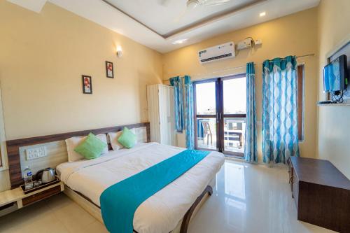 Deluxe Double Room with Balcony - Photo 16