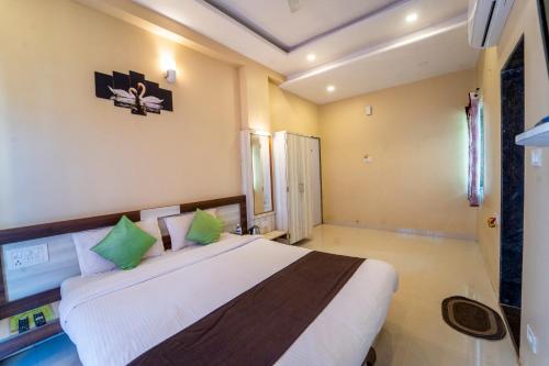 Deluxe Double Room with Balcony - Photo 13