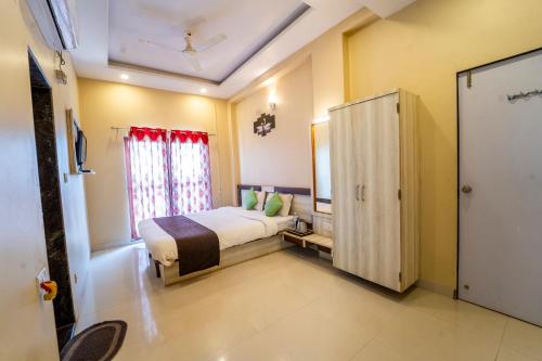 Deluxe Double Room with Balcony - Photo 17