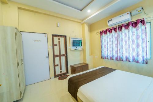 Deluxe Double Room with Balcony - Photo 11