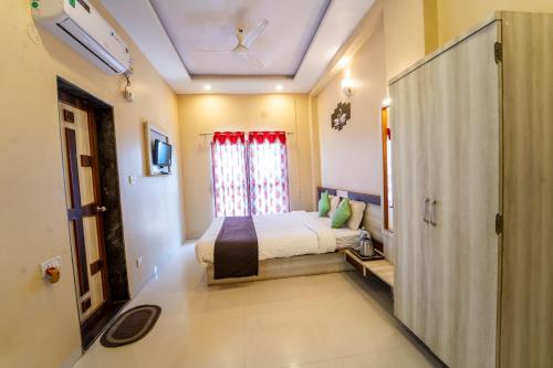 Deluxe Double Room with Balcony - Photo 10
