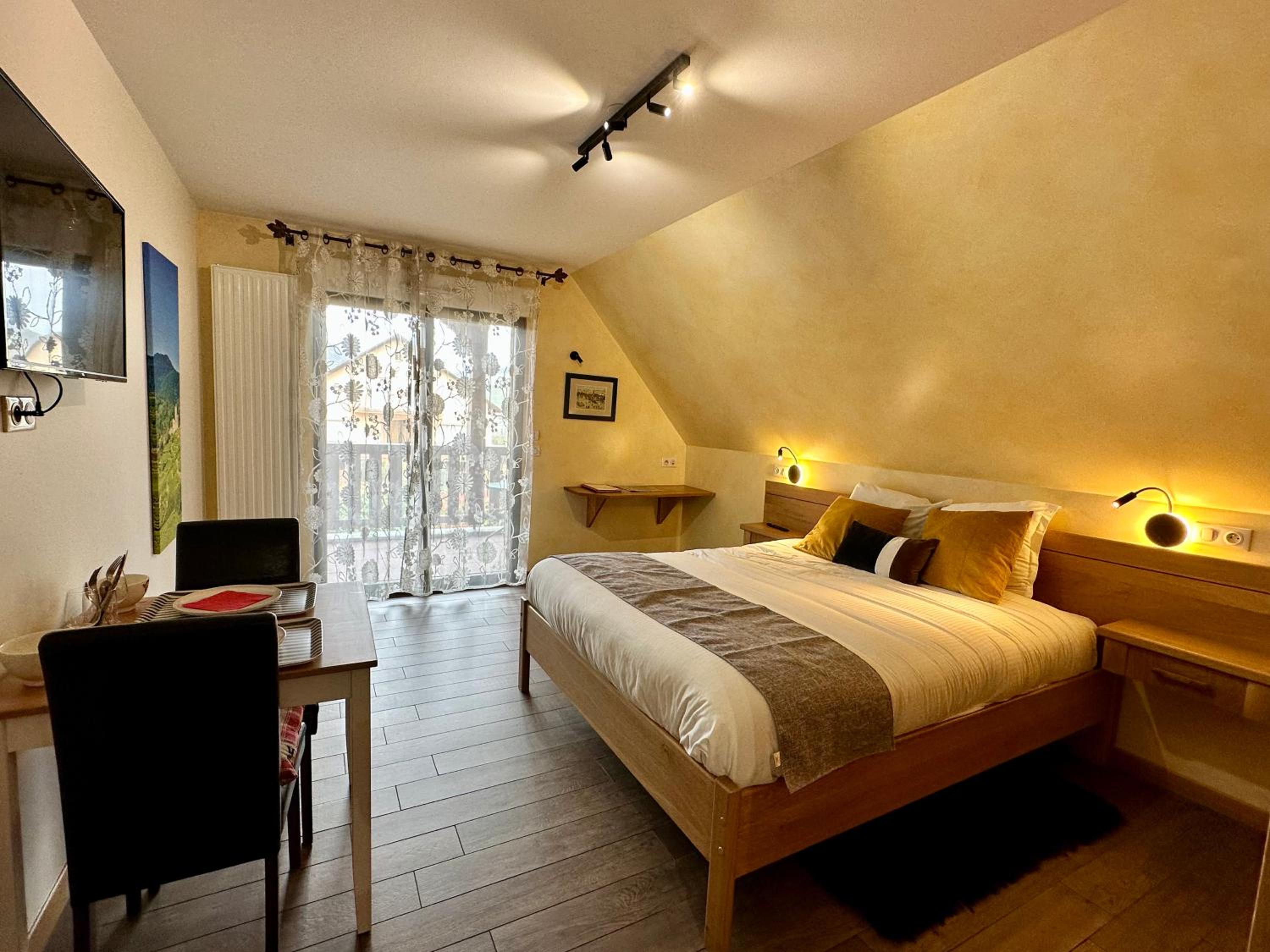Queen Room with Balcony - Photo 1
