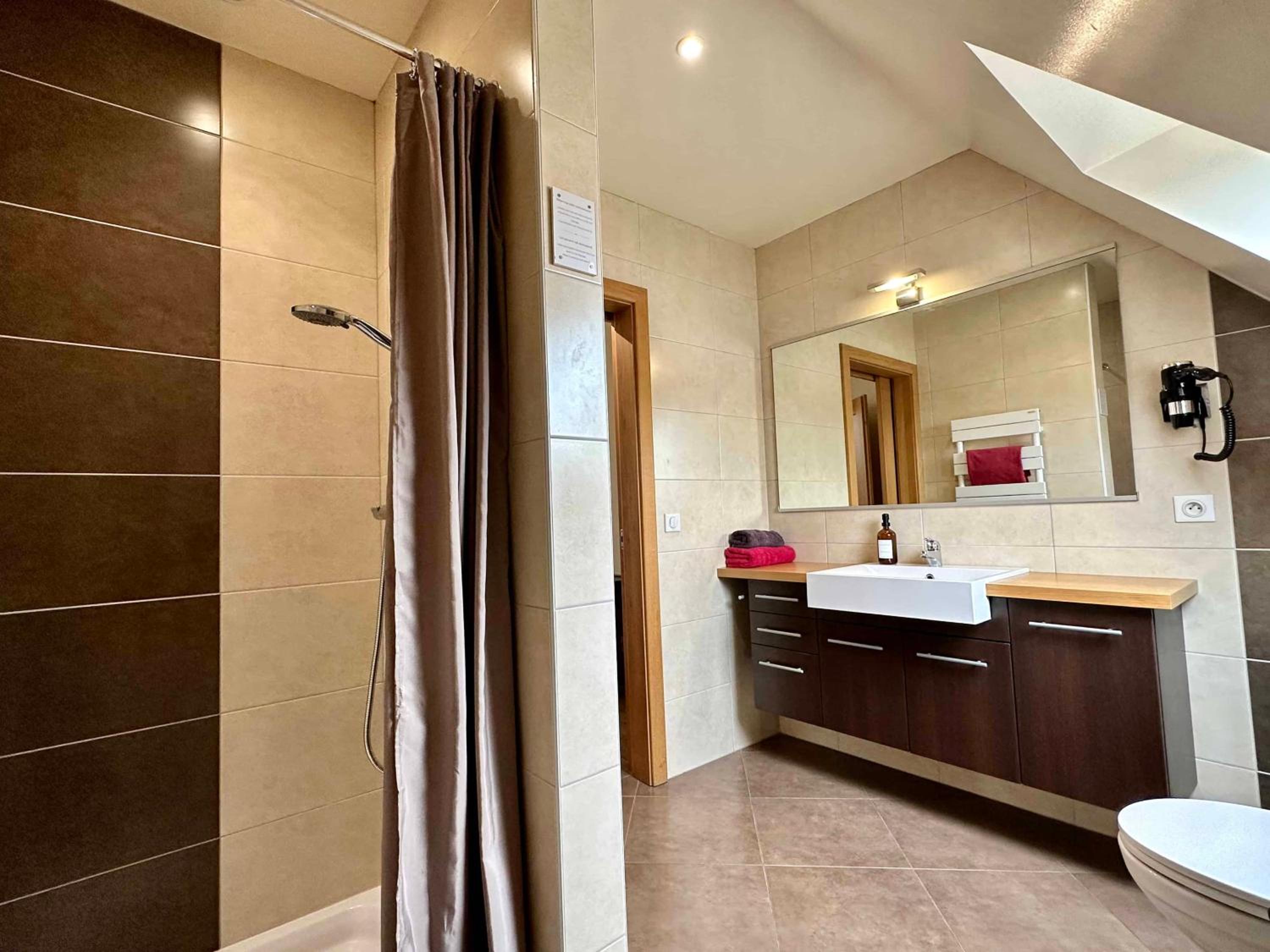 Queen Room with Balcony - Photo 5