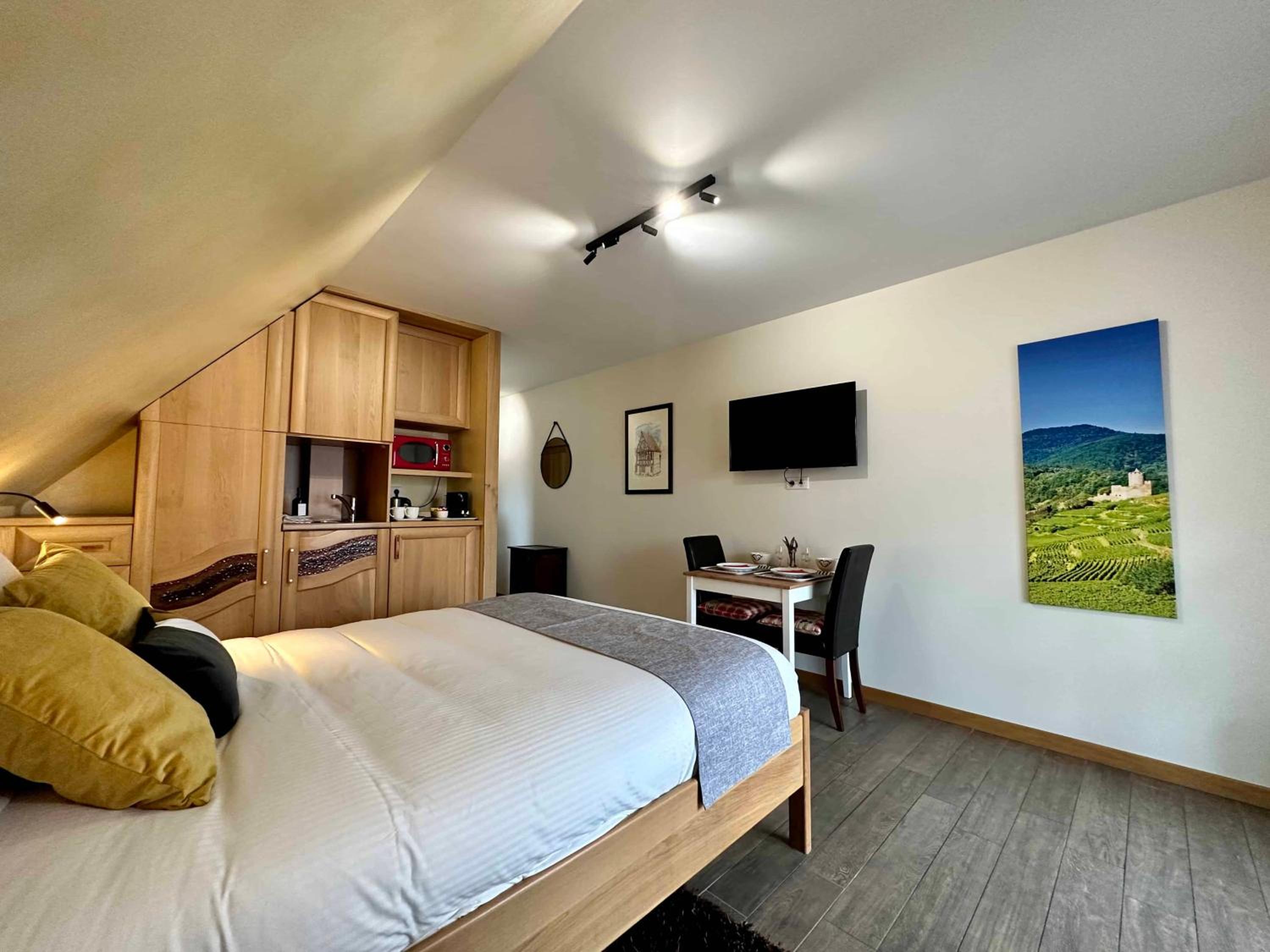 Queen Room with Balcony - Photo 4