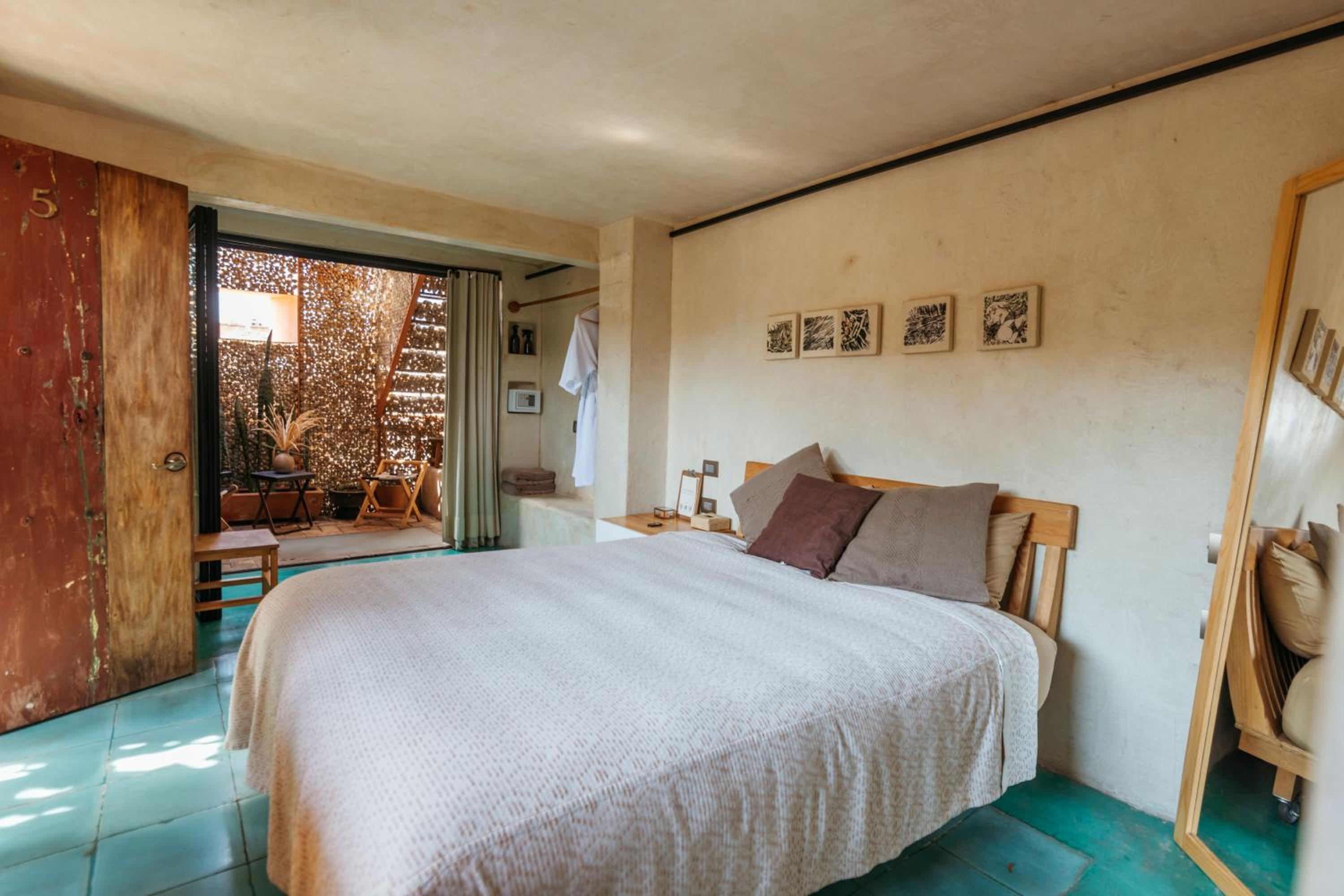 Deluxe Double Room with Balcony - Photo 8
